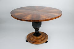 Biedermeier-Tisch aus Nussbaumholz aus dem 19. Jahrhundert. Wiener Stadt, um 1825.