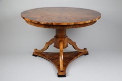 19th Century Fine Biedermeier Walnut Table. Vienna, c. 1825.