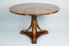 Table Biedermeier en noyer du XIXe siècle. Vienne, vers 1825.