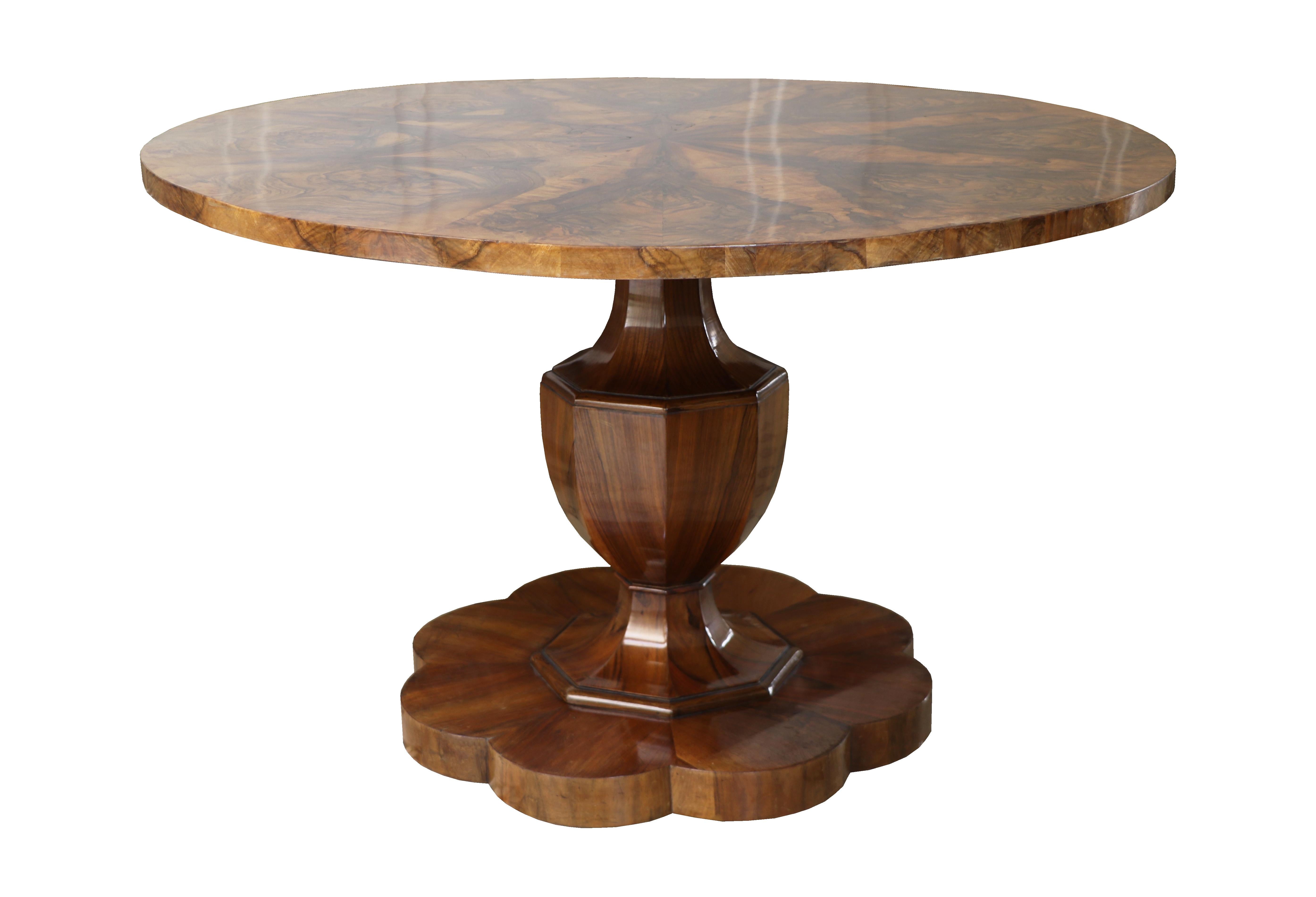 Autrichien Table Biedermeier en noyer du XIXe siècle. Vienne, vers 1825. en vente