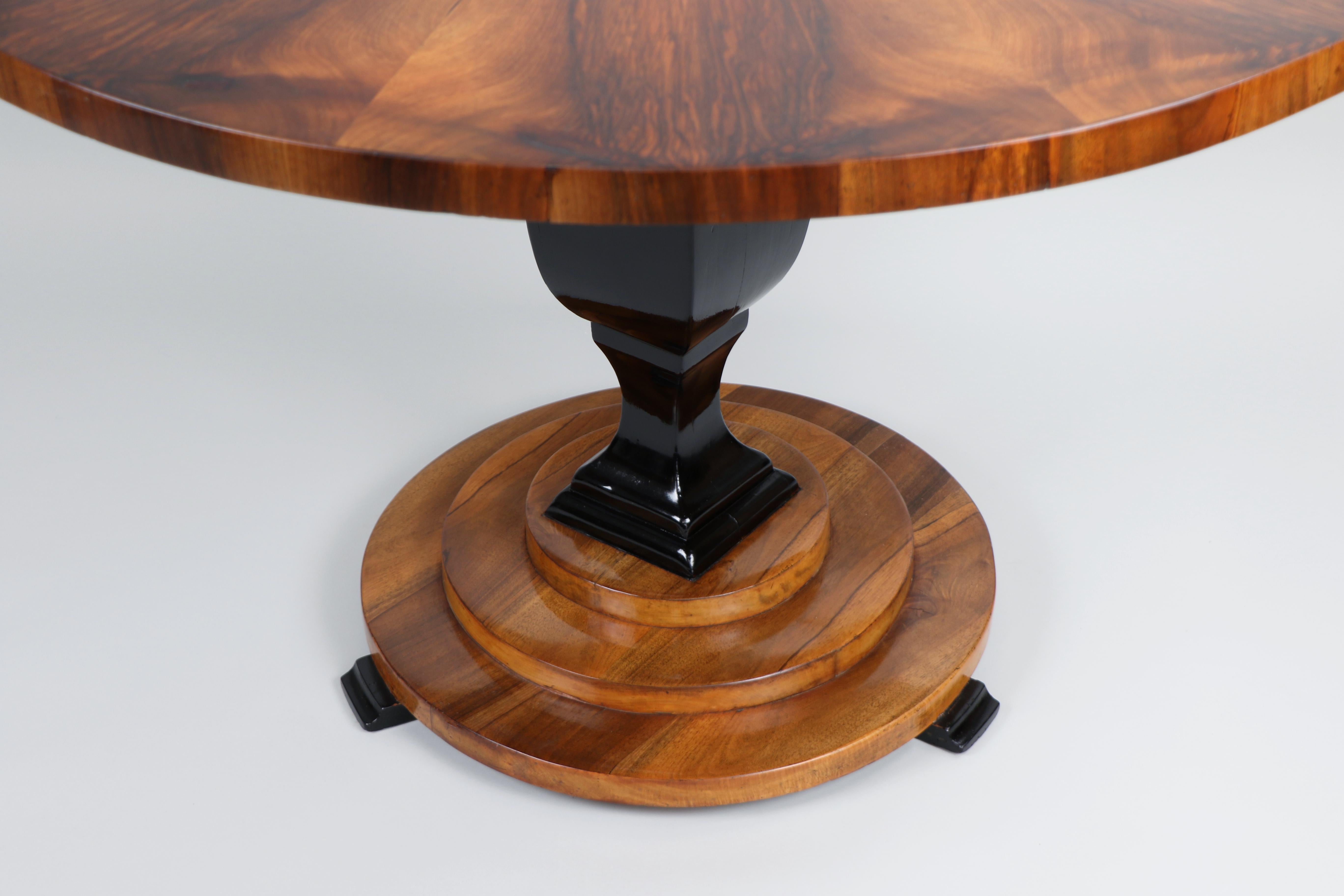 Autrichien Table Biedermeier en noyer du XIXe siècle. Vienne, vers 1825. en vente