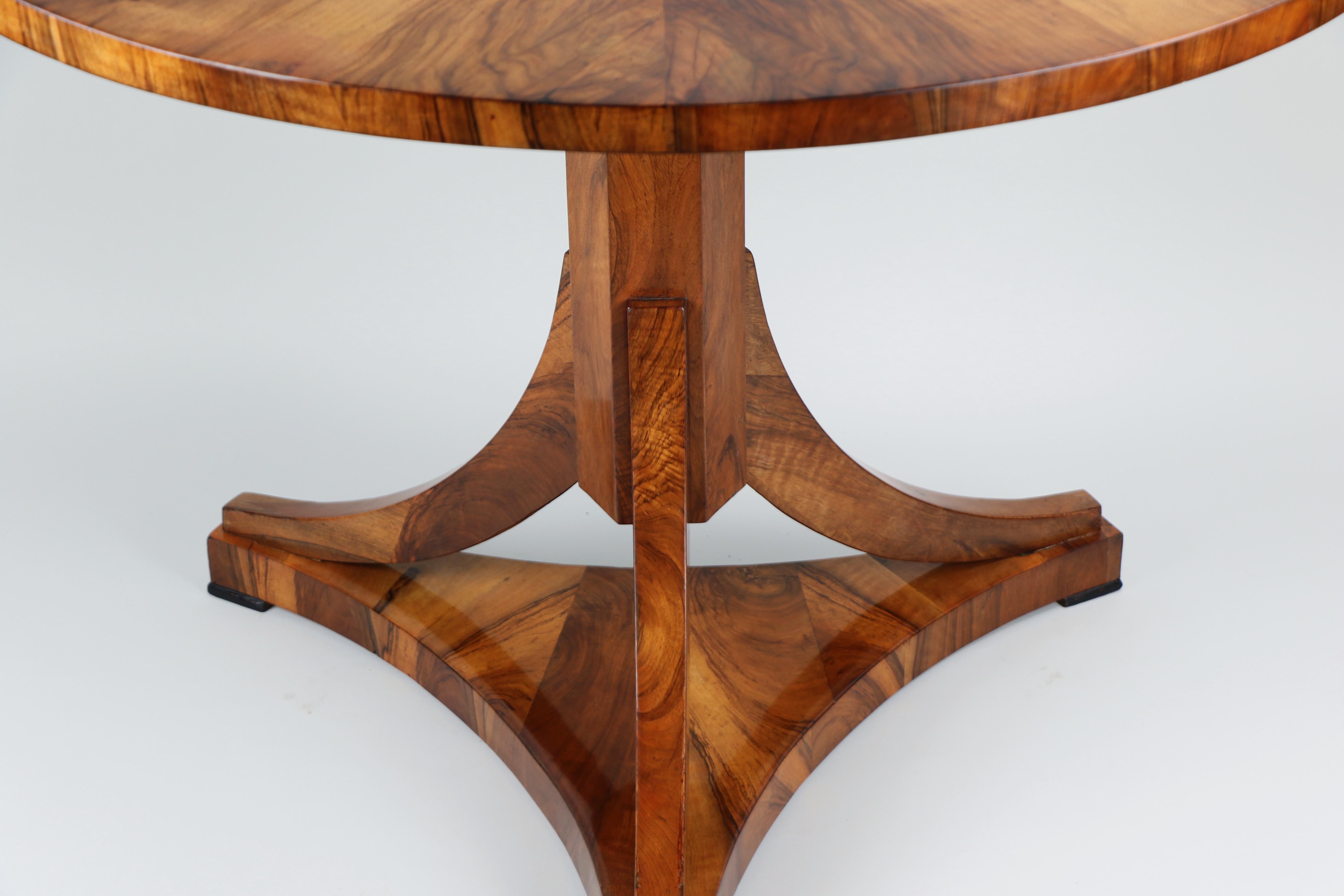 Autrichien Table Biedermeier en noyer du XIXe siècle. Vienne, vers 1825. en vente
