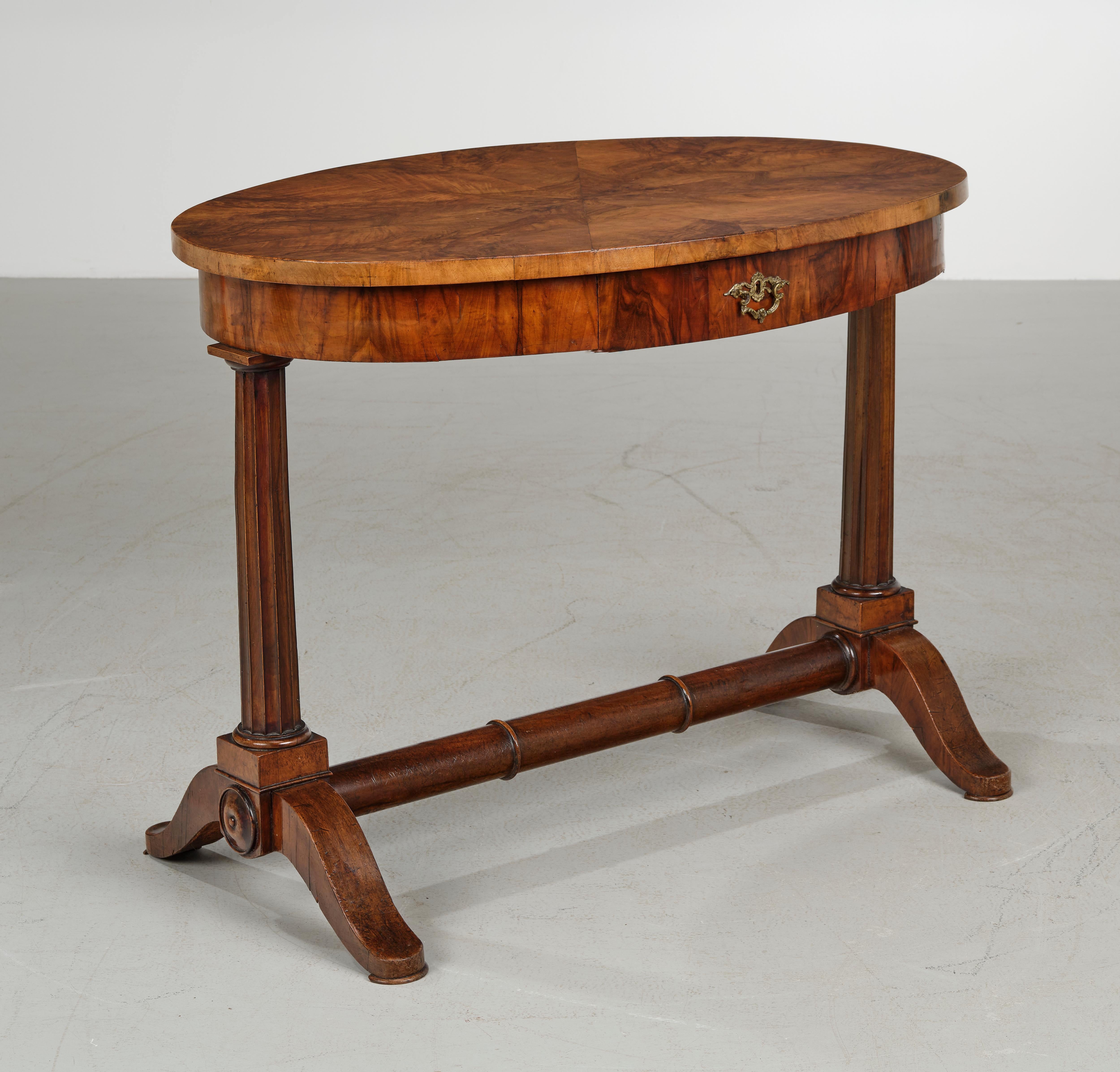Austriaco Tavolo in noce Biedermeier del XIX secolo. Vienna, 1825 circa. in vendita