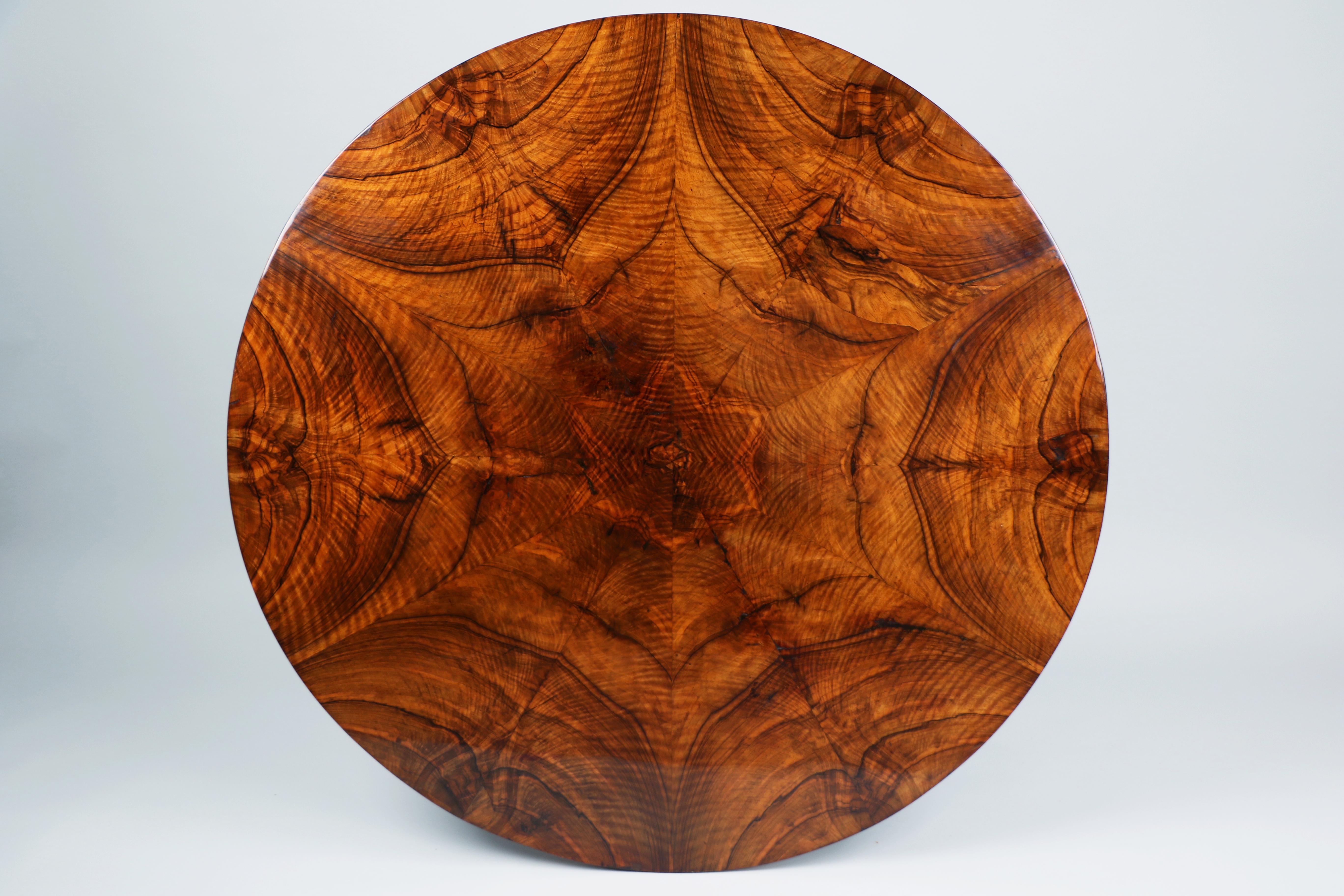 Autrichien Table Biedermeier en noyer du XIXe siècle. Vienne, vers 1825. en vente