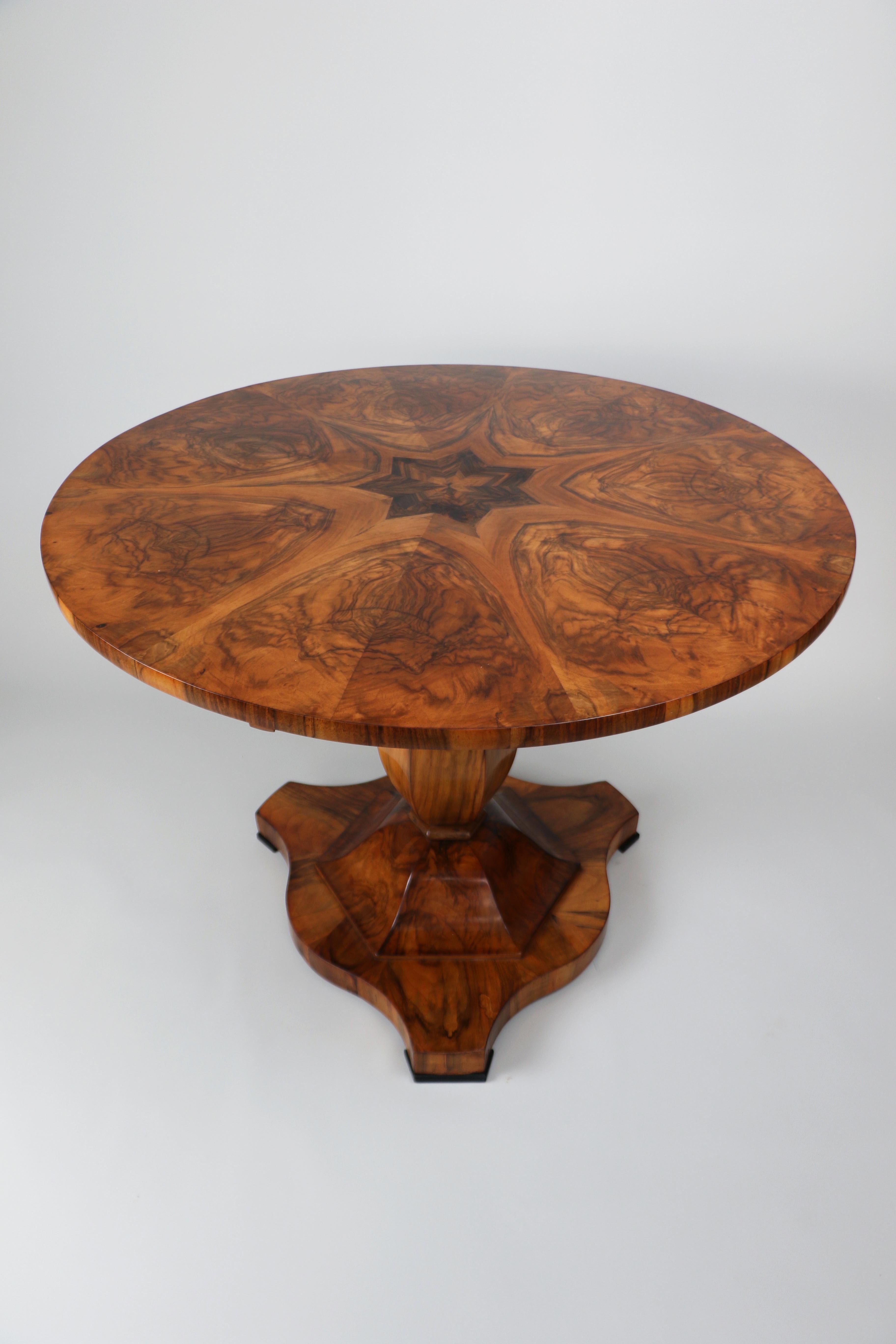 Autrichien Table Biedermeier en noyer du XIXe siècle. Vienne, vers 1825. en vente