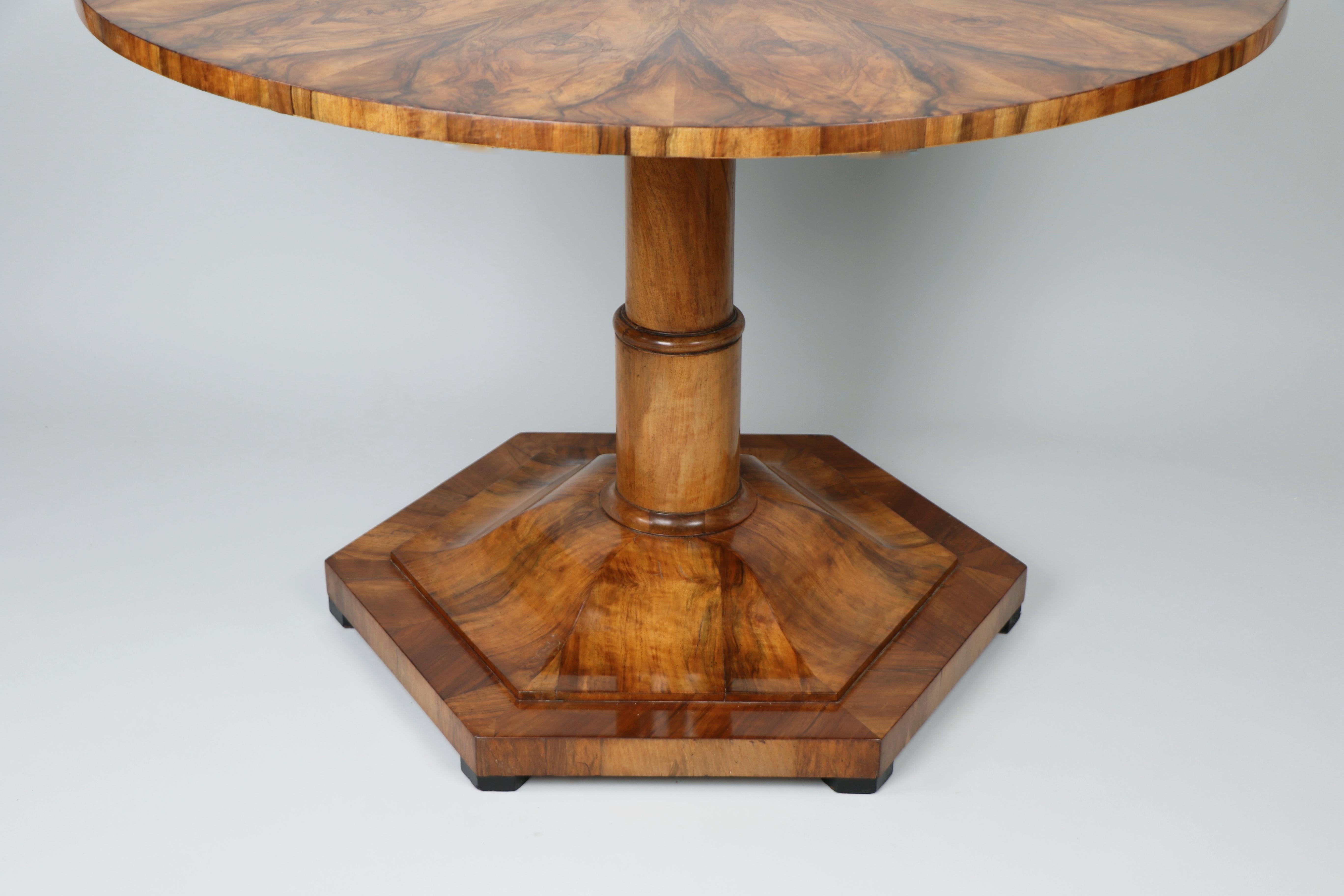 Austriaco 19th Century Fine Biedermeier Walnut Table. Vienna, c. 1825. in vendita