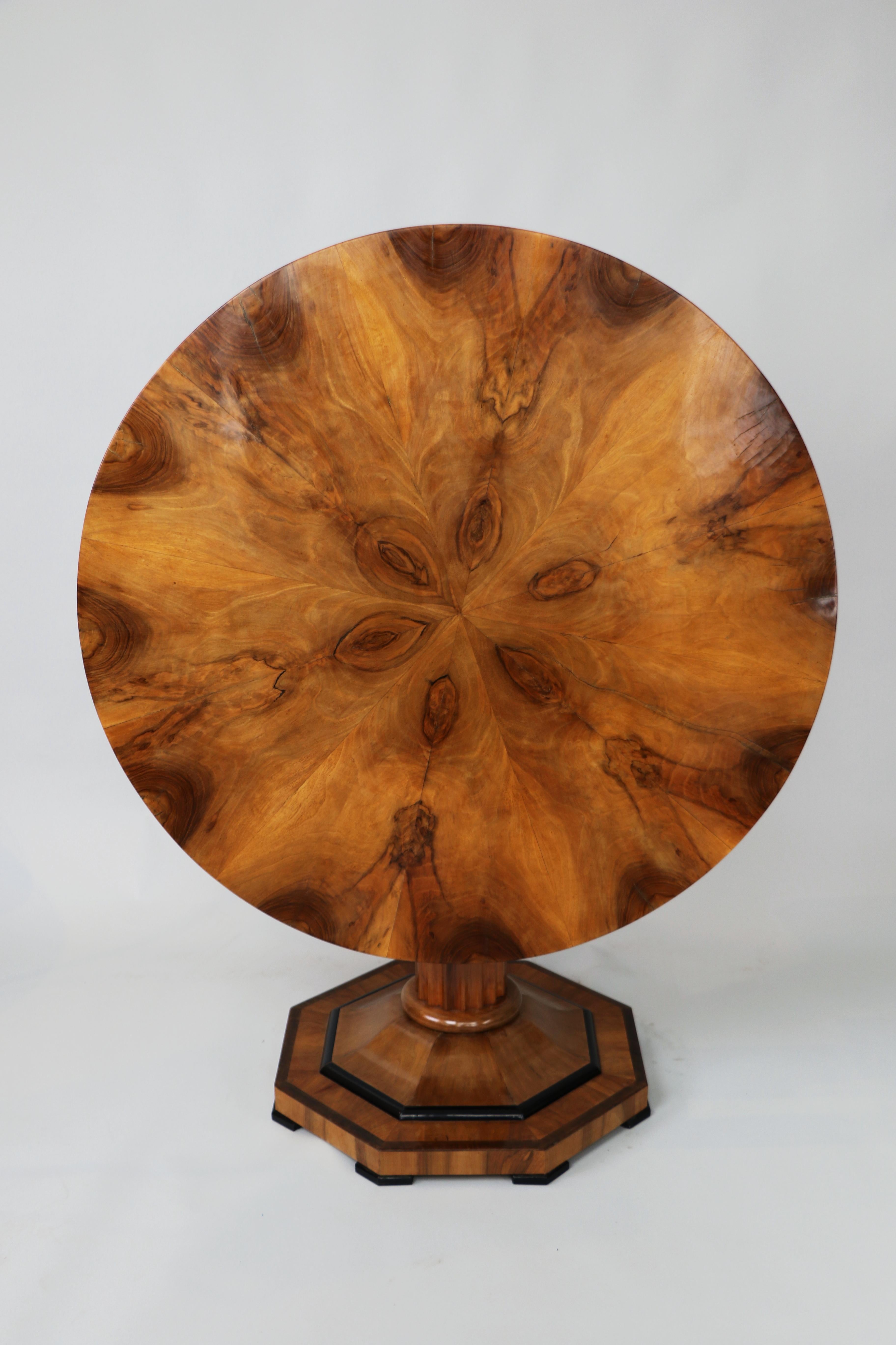 Fina mesa Biedermeier de nogal del siglo XIX. Viena, hacia 1825. Austríaco en venta
