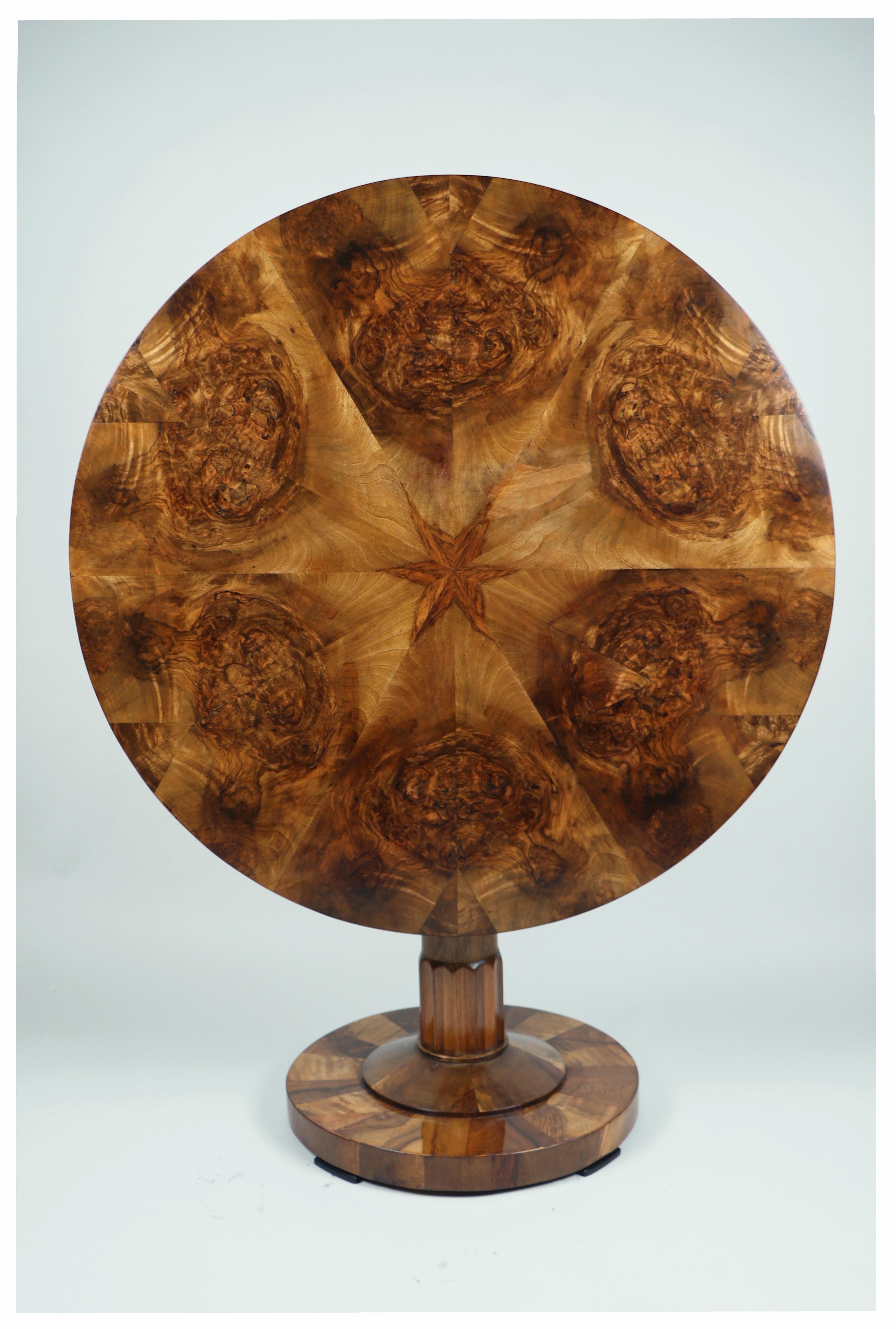 Fina mesa Biedermeier de nogal del siglo XIX. Viena, hacia 1825. Austríaco en venta