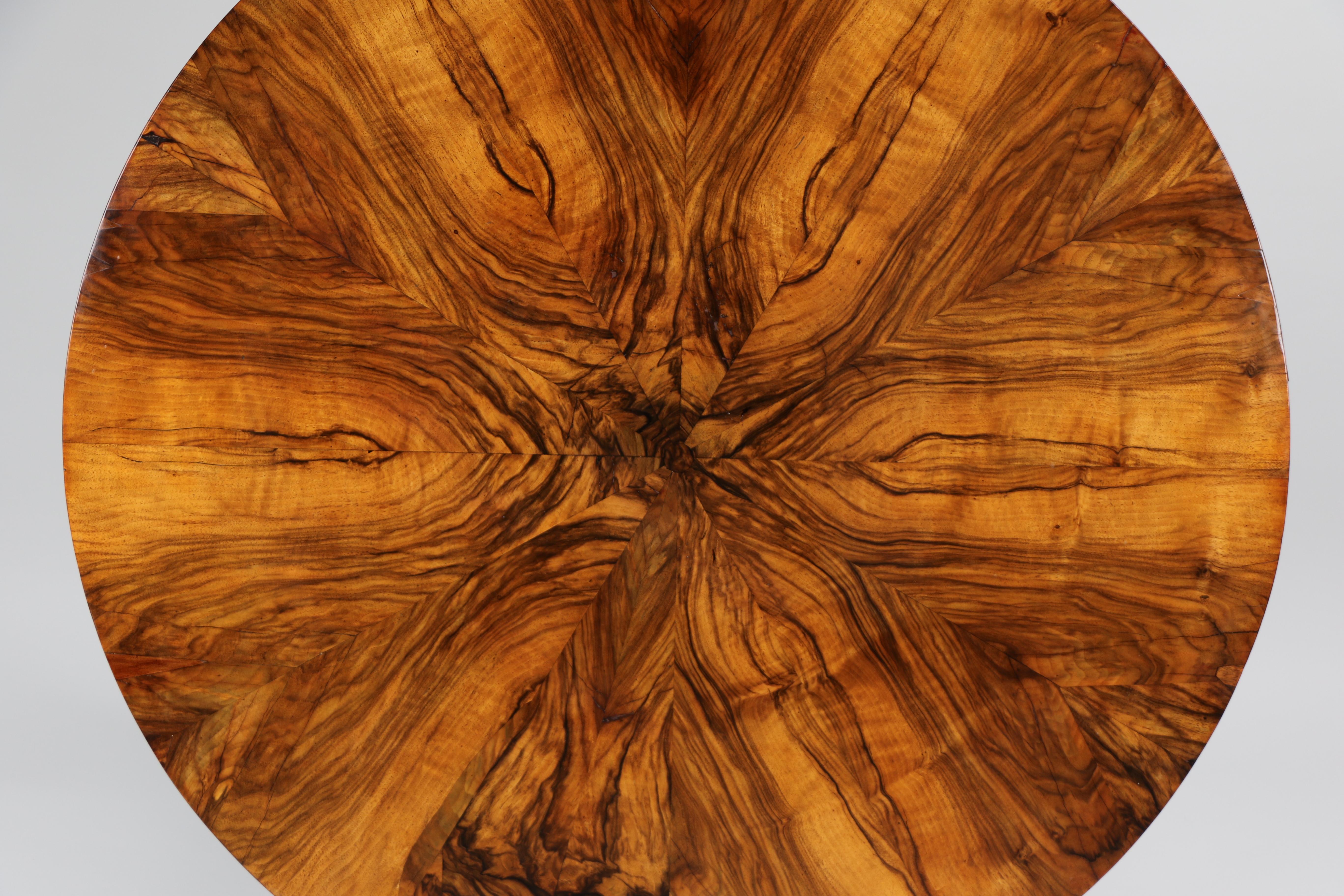 Fina mesa Biedermeier de nogal del siglo XIX. Viena, hacia 1825. Austríaco en venta
