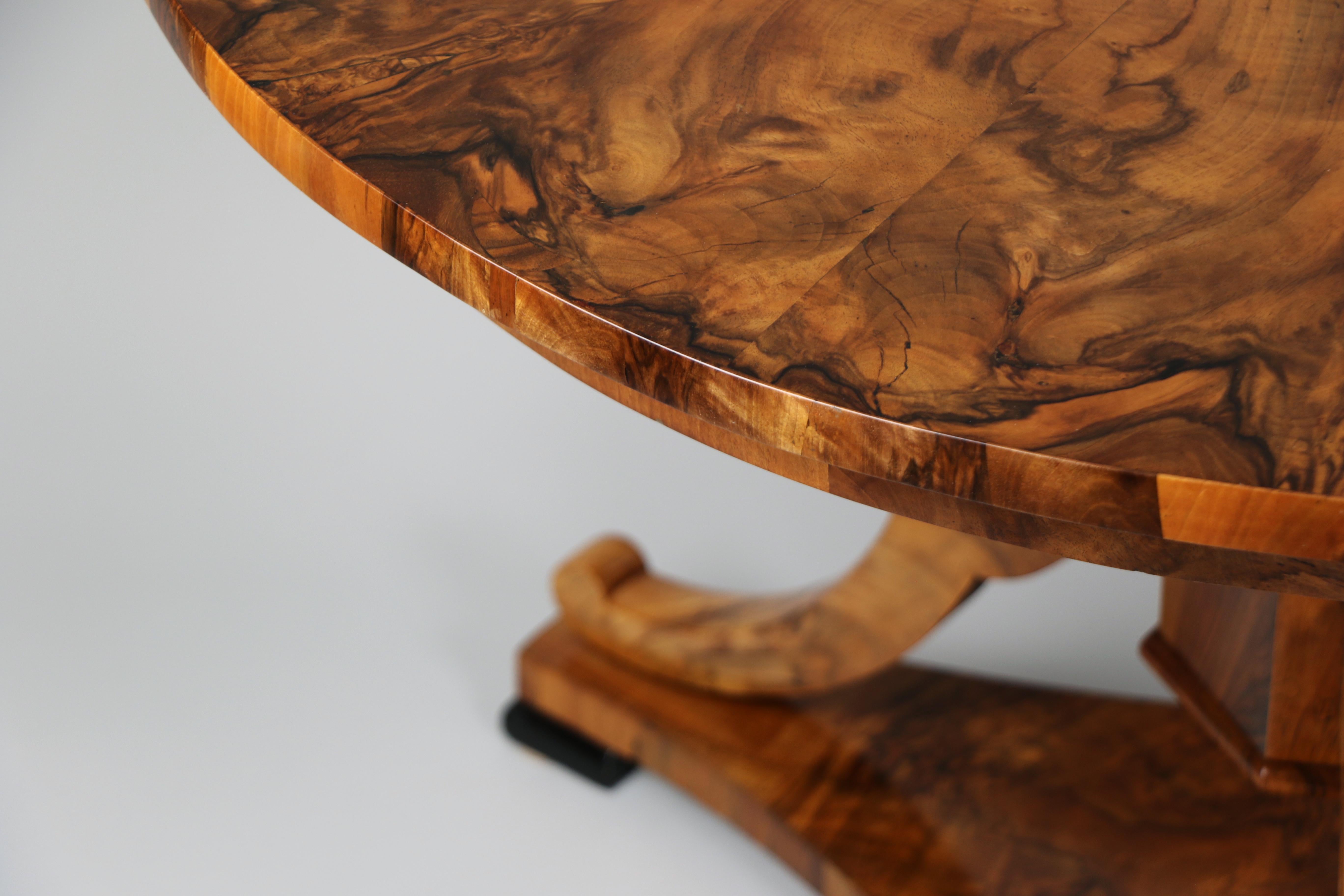 Ébénisé Table Biedermeier en noyer du XIXe siècle. Vienne, vers 1825. en vente