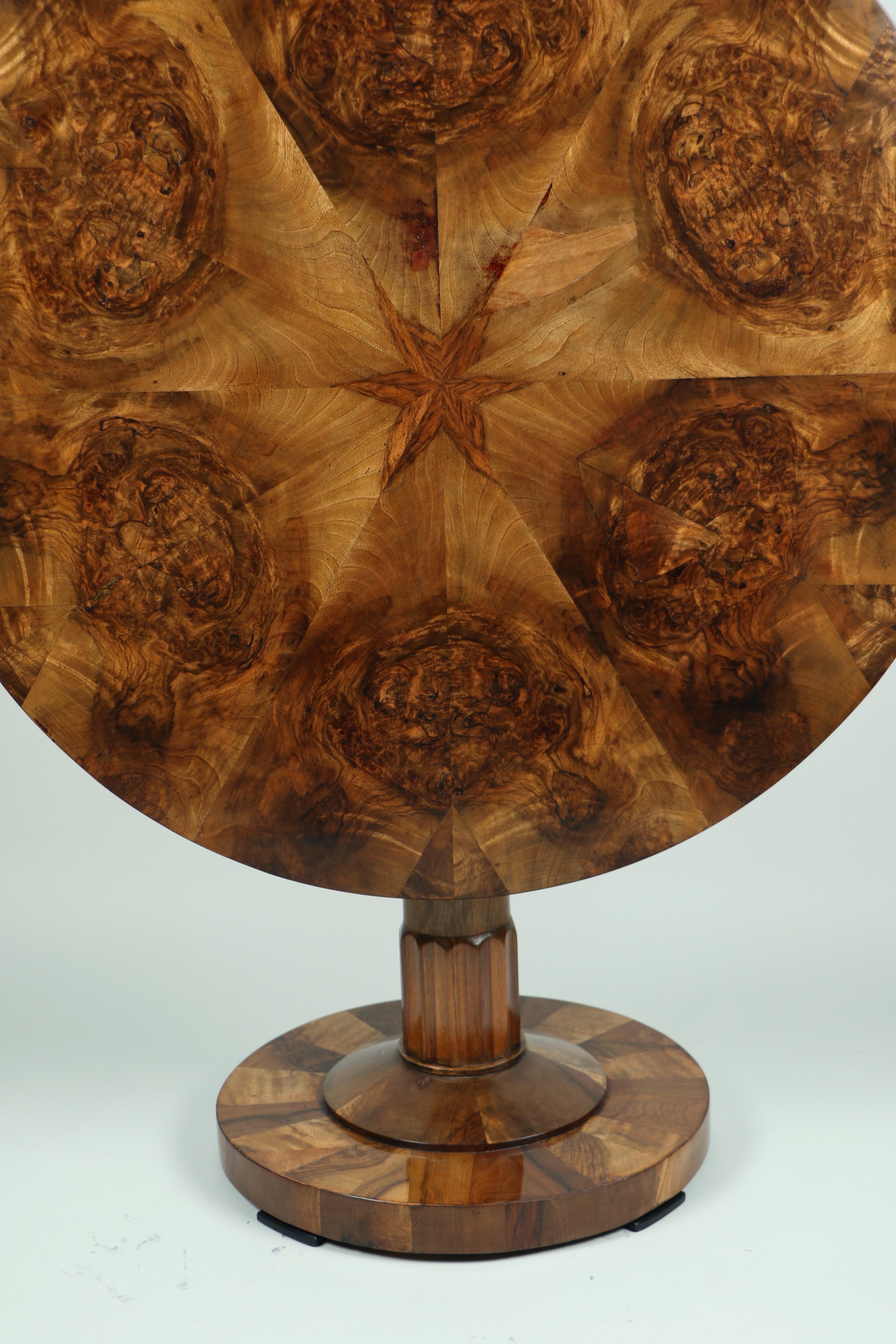Ébénisé Table Biedermeier en noyer du XIXe siècle. Vienne, vers 1825. en vente
