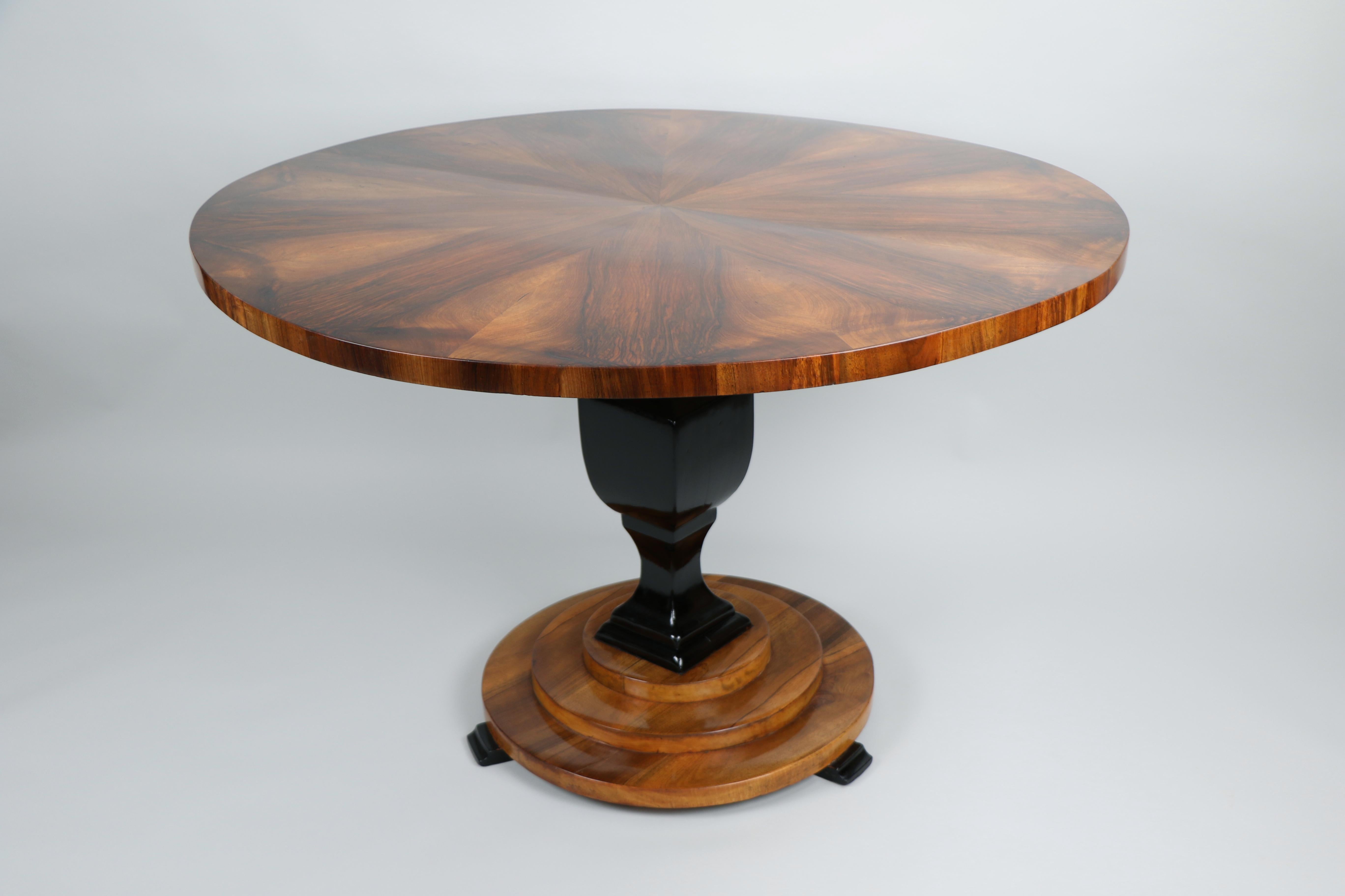 Ébénisé Table Biedermeier en noyer du XIXe siècle. Vienne, vers 1825. en vente