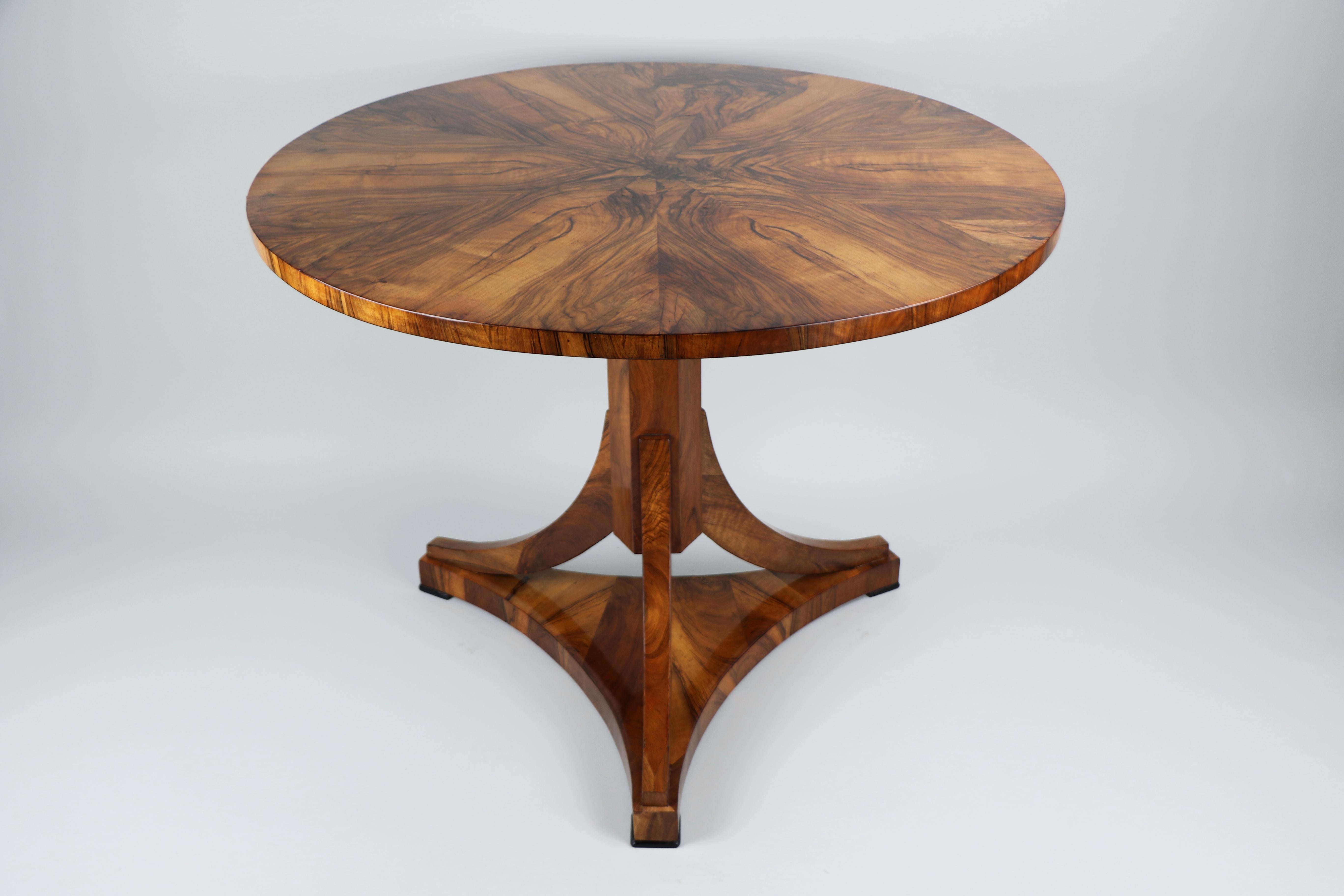Ébénisé Table Biedermeier en noyer du XIXe siècle. Vienne, vers 1825. en vente