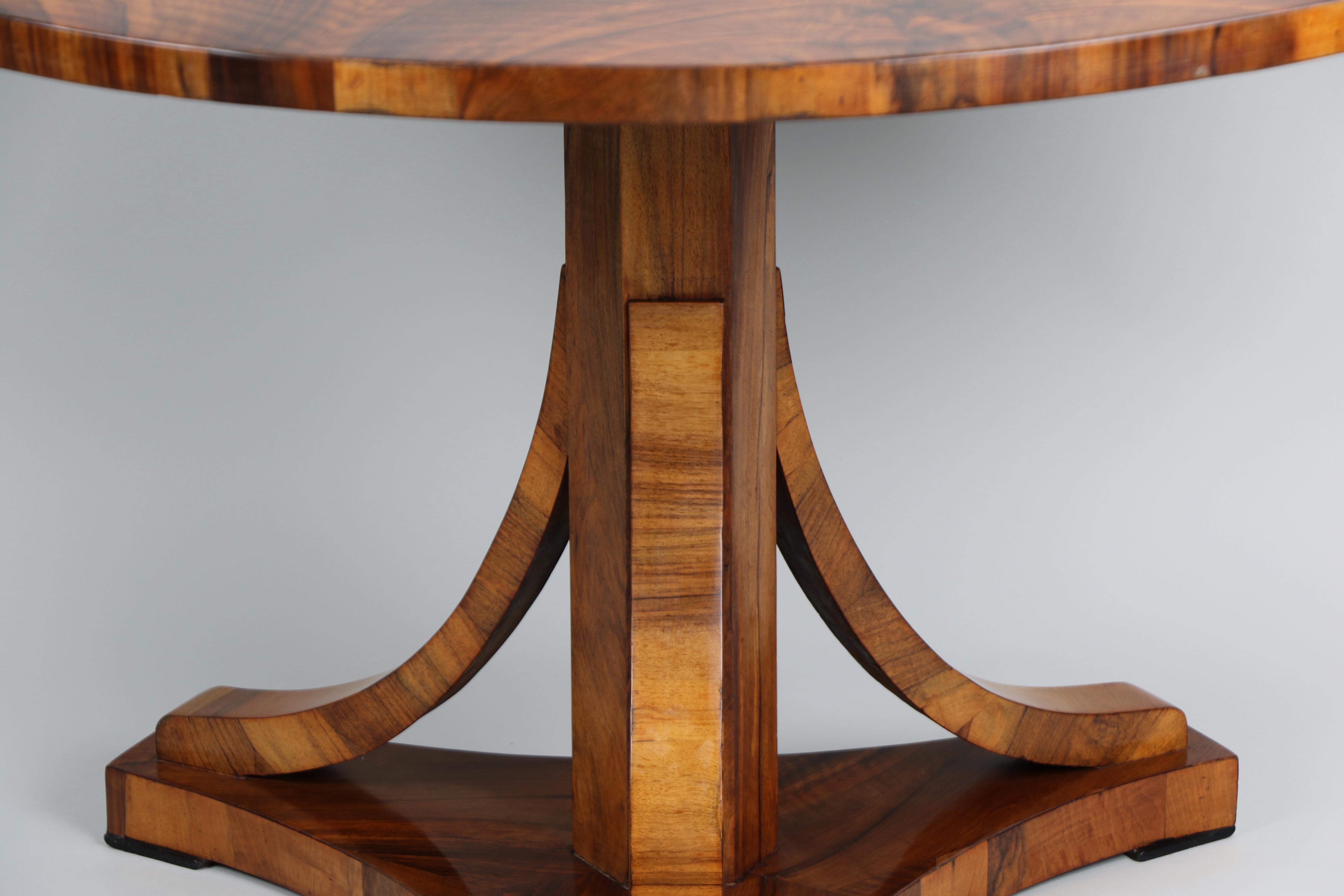 Poli Table Biedermeier en noyer du XIXe siècle. Vienne, vers 1825. en vente