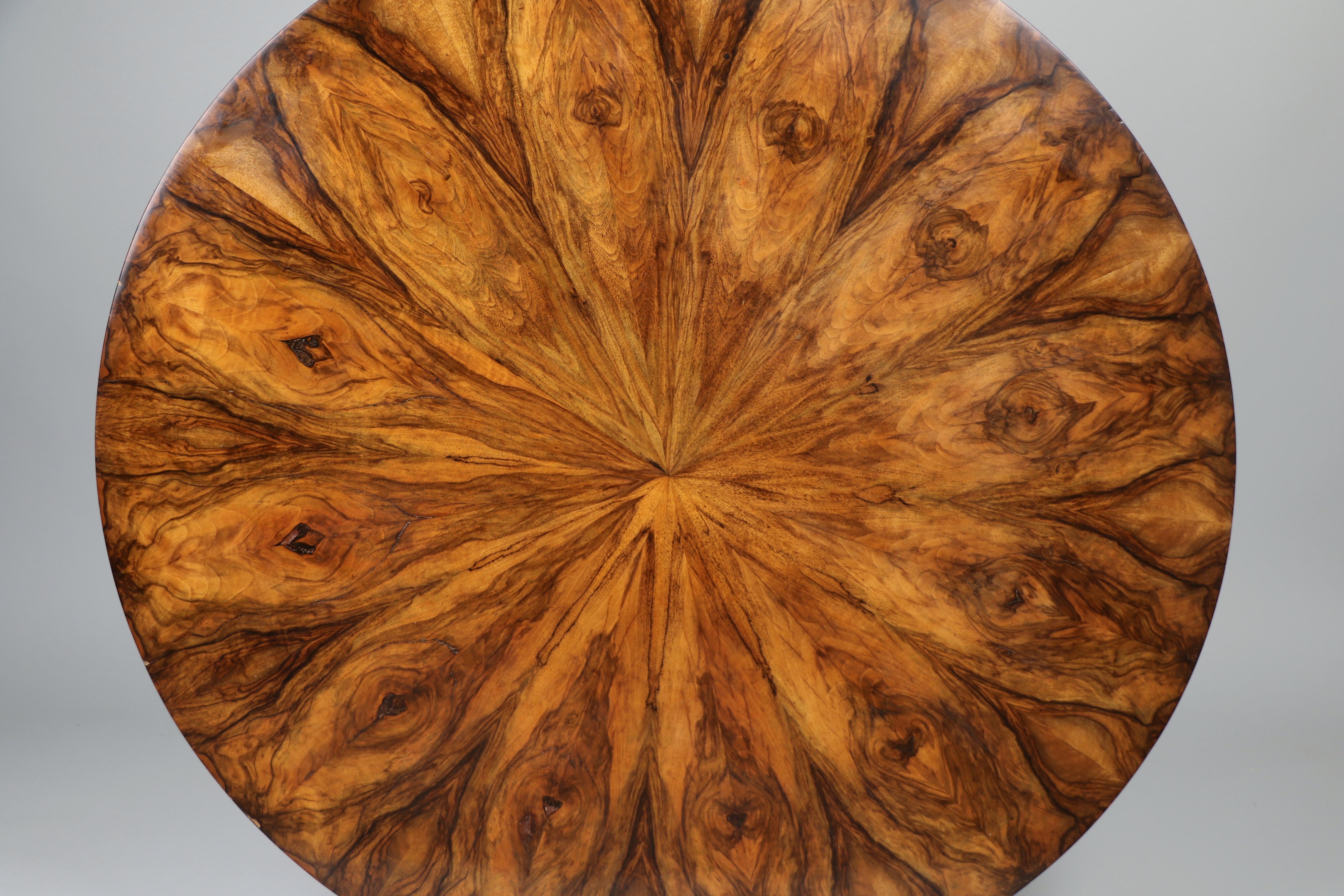 Ebanizzato 19th Century Fine Biedermeier Walnut Table. Vienna, c. 1825. in vendita