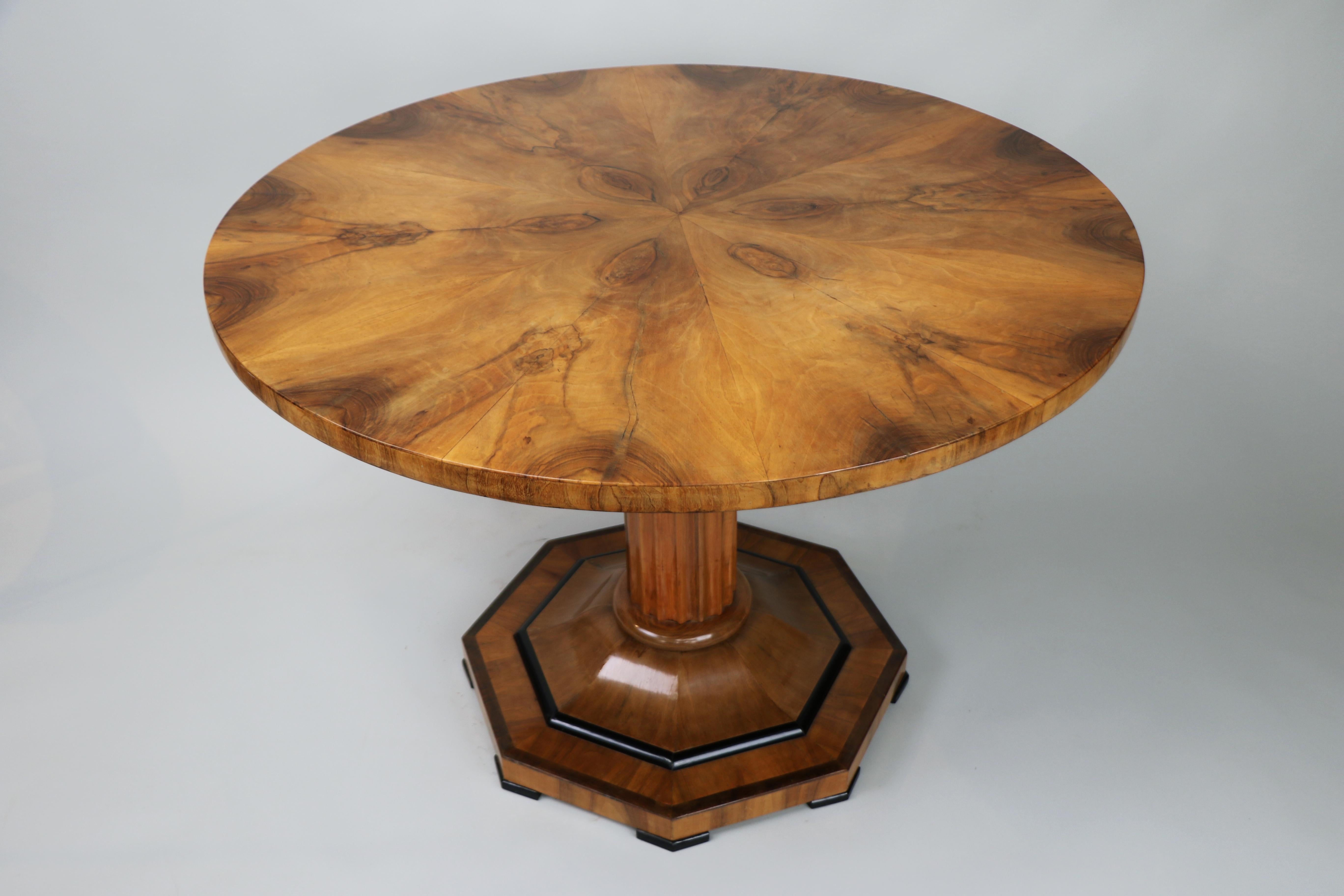 Fina mesa Biedermeier de nogal del siglo XIX. Viena, hacia 1825. Ebonizado en venta