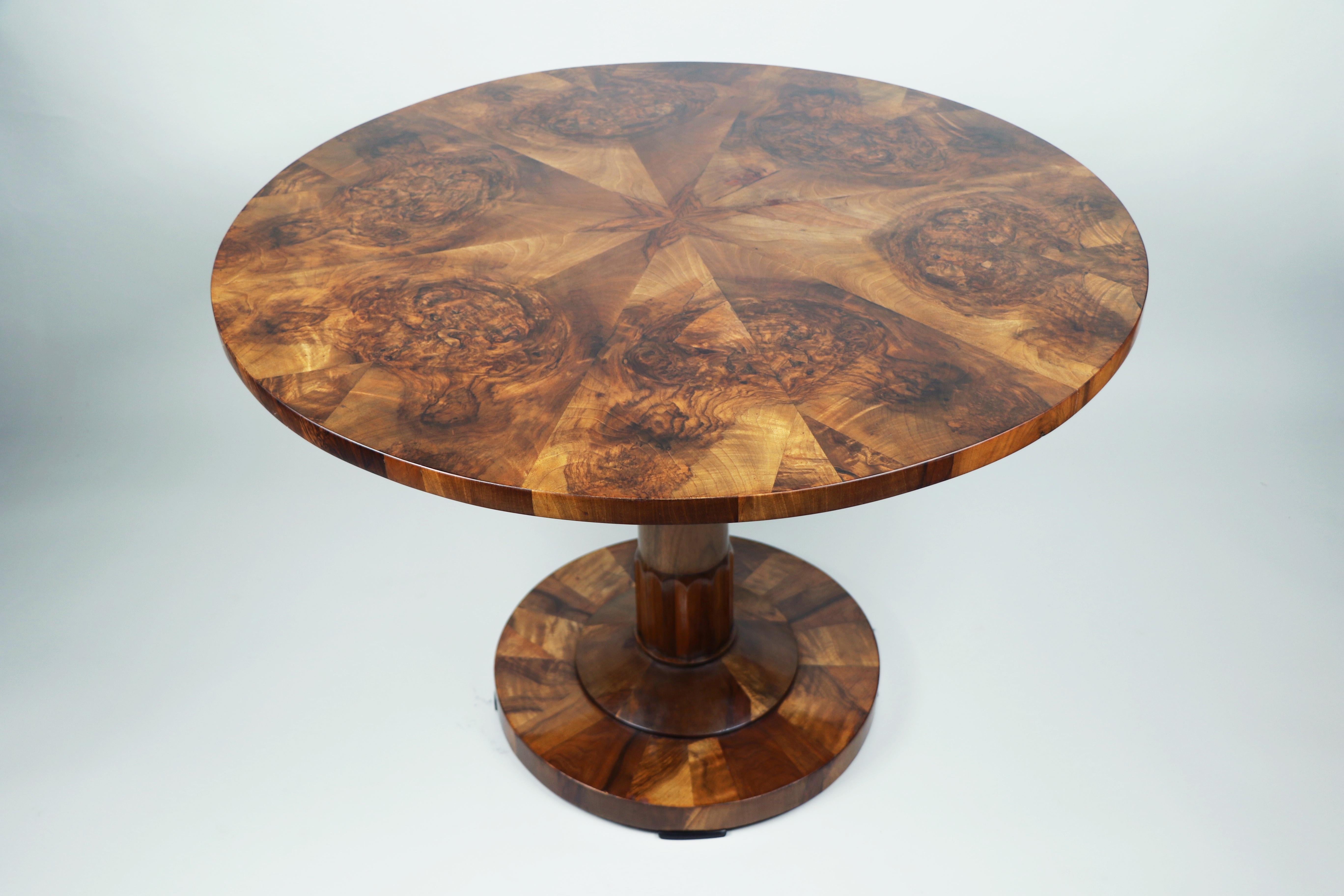 Fina mesa Biedermeier de nogal del siglo XIX. Viena, hacia 1825. Ebonizado en venta