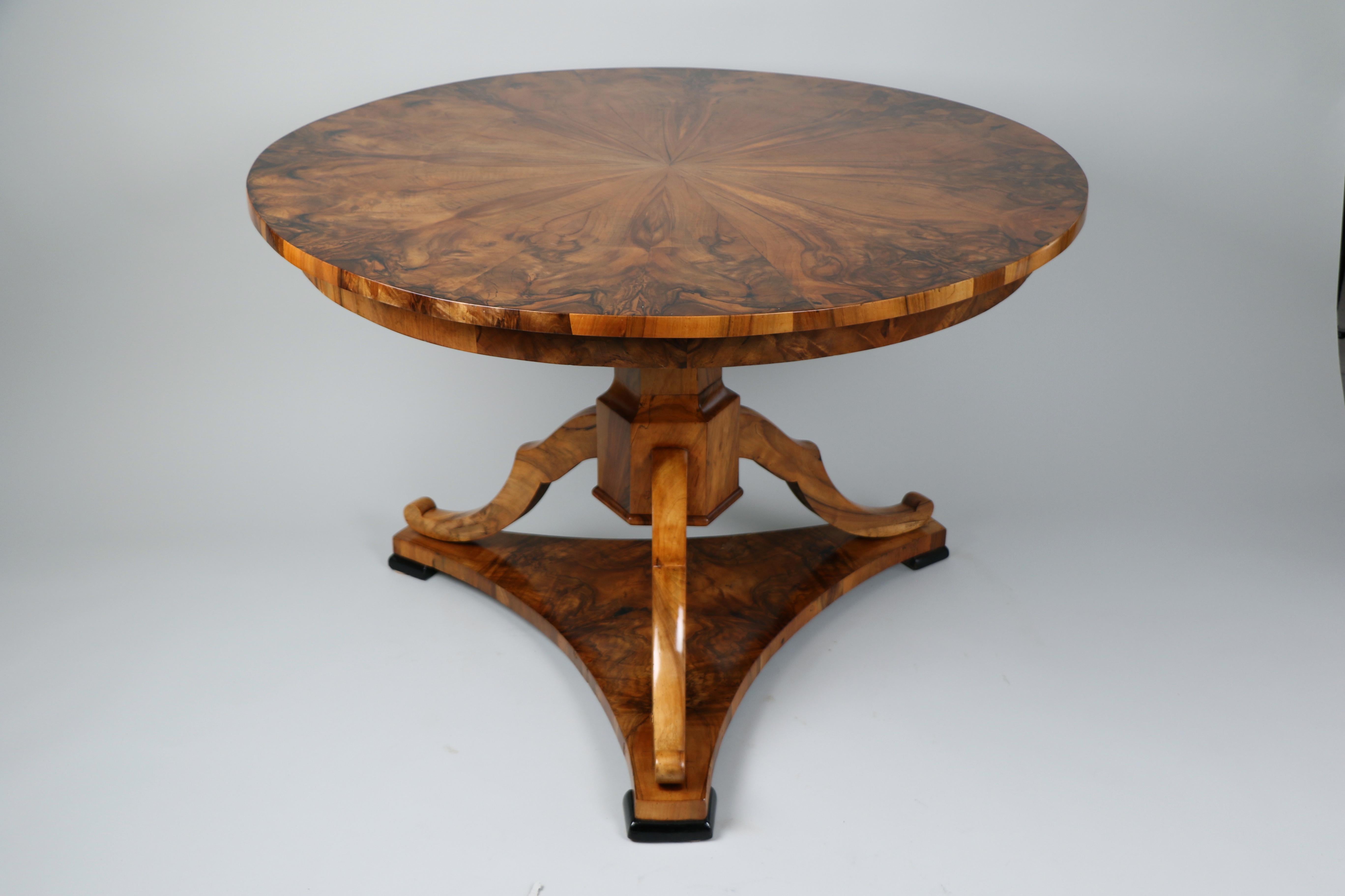Table Biedermeier en noyer du XIXe siècle. Vienne, vers 1825. Bon état - En vente à Vienna, AT