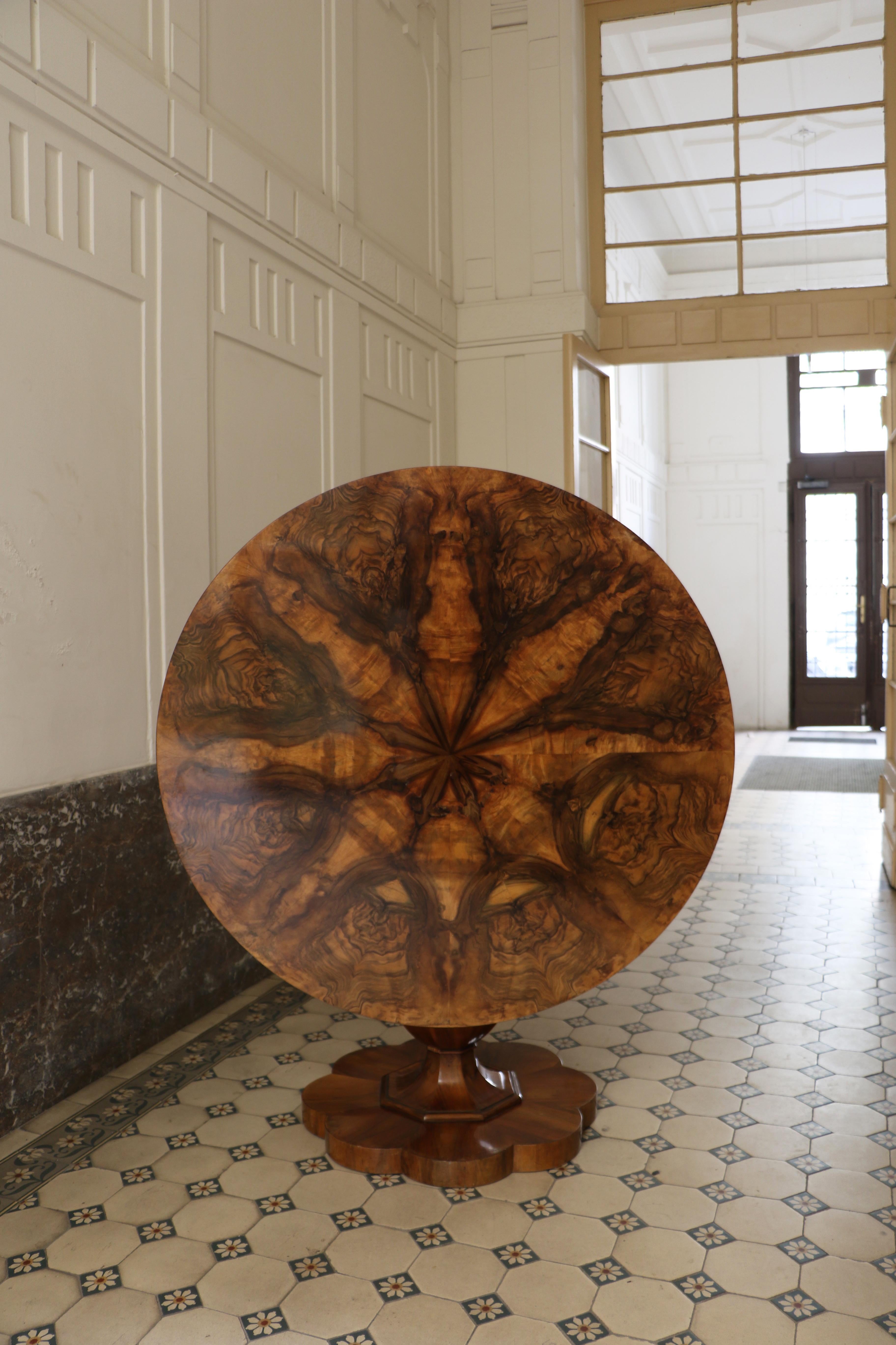 Table Biedermeier en noyer du XIXe siècle. Vienne, vers 1825. Bon état - En vente à Vienna, AT
