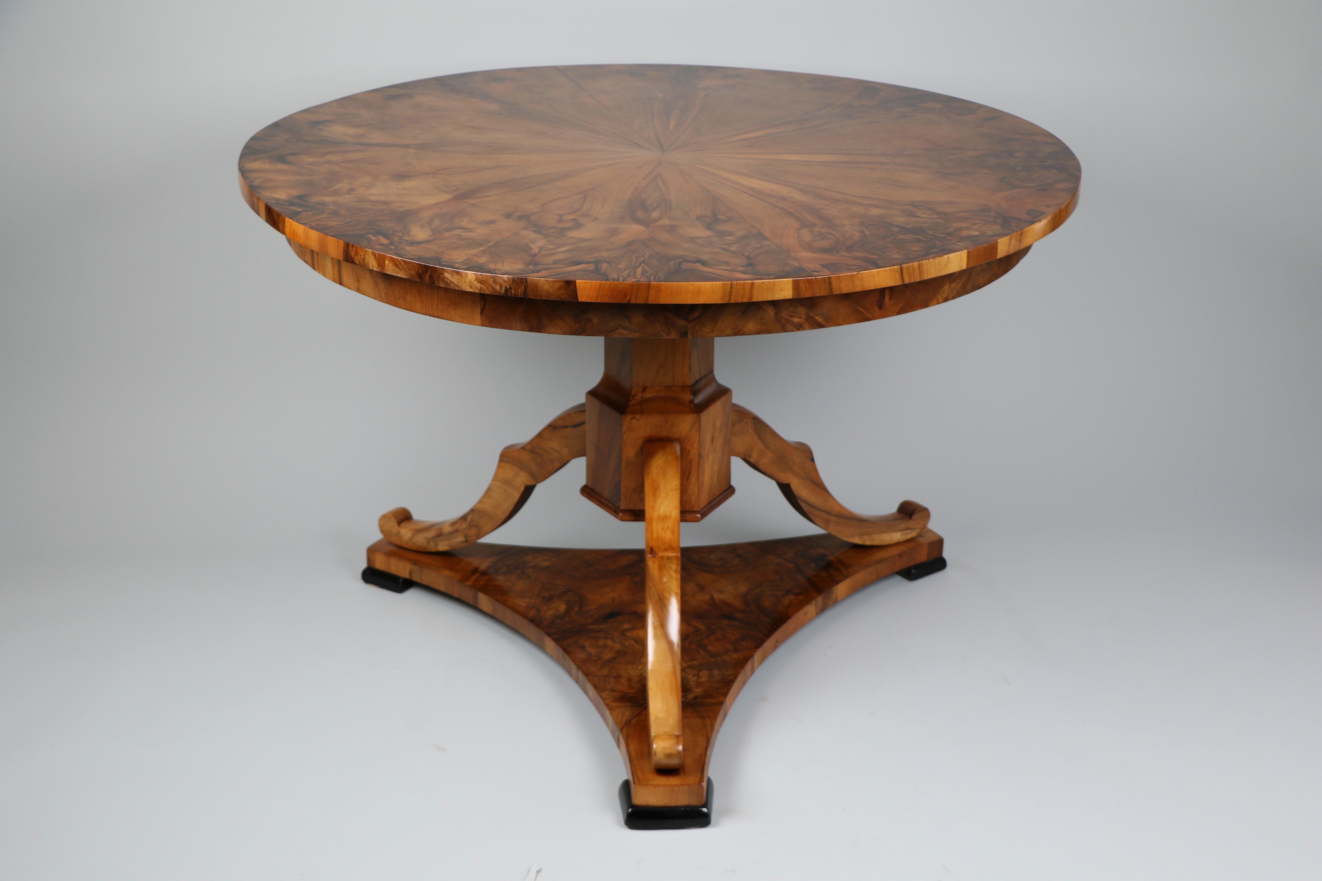 Table Biedermeier en noyer du XIXe siècle. Vienne, vers 1825. Bon état - En vente à Vienna, AT