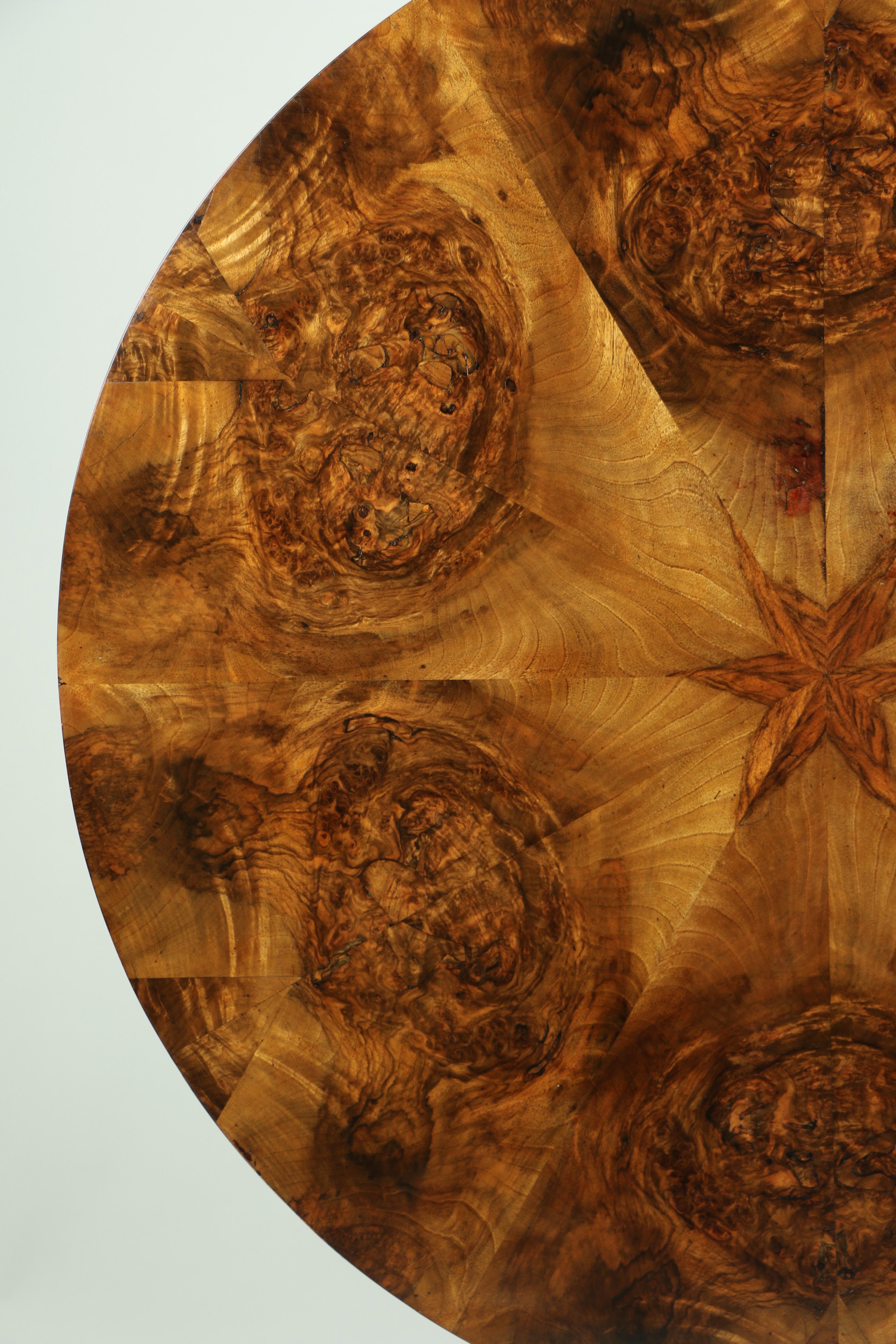 Table Biedermeier en noyer du XIXe siècle. Vienne, vers 1825. Bon état - En vente à Vienna, AT