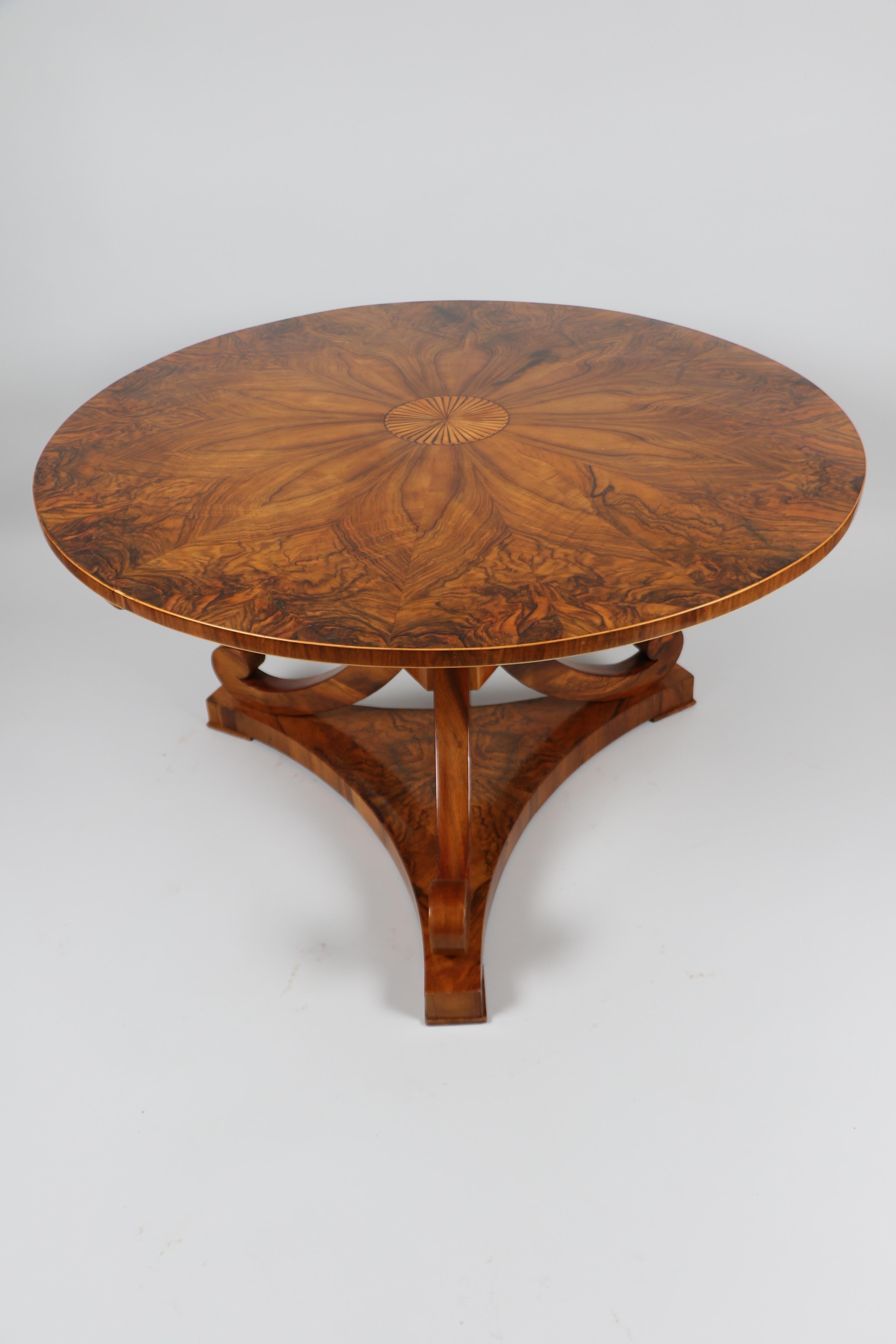 Table Biedermeier en noyer du XIXe siècle. Vienne, vers 1825. en vente 1