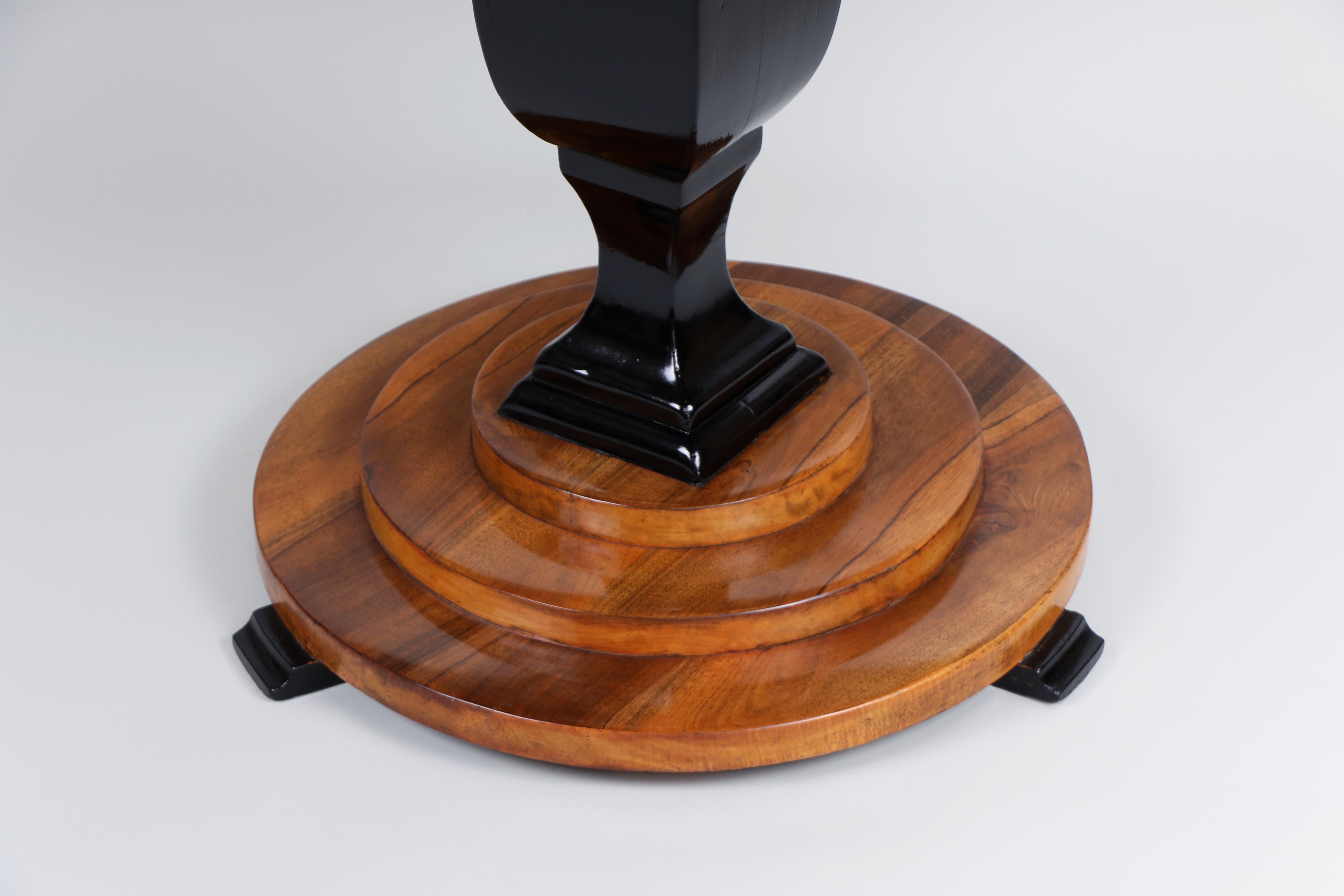 Table Biedermeier en noyer du XIXe siècle. Vienne, vers 1825. Bon état - En vente à Vienna, AT