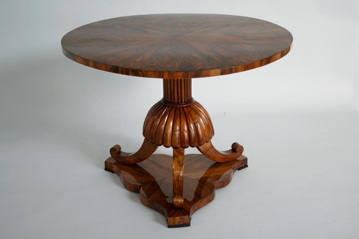 Table Biedermeier en noyer du XIXe siècle. Vienne, vers 1825. Bon état - En vente à Vienna, AT