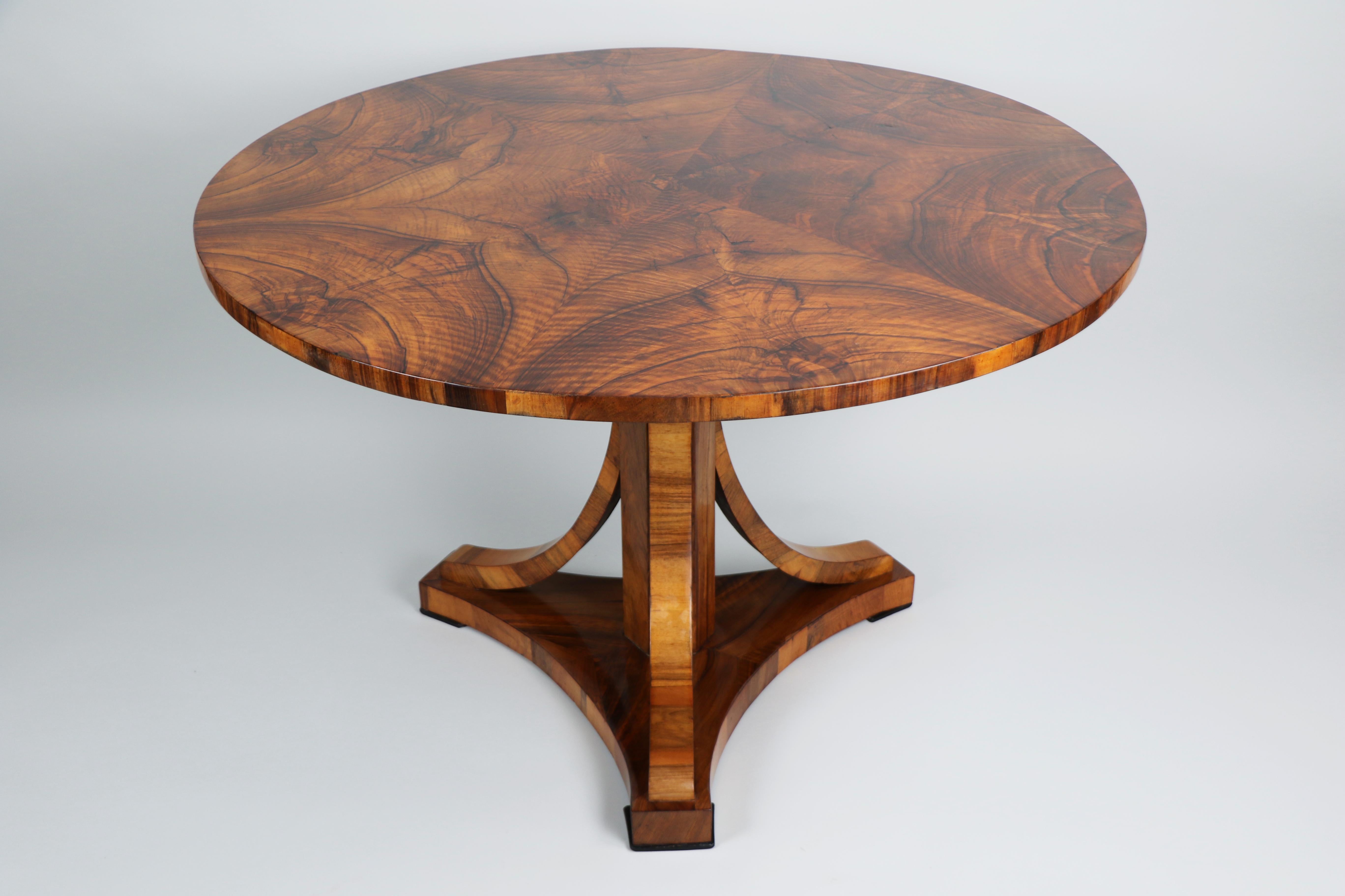 Table Biedermeier en noyer du XIXe siècle. Vienne, vers 1825. Bon état - En vente à Vienna, AT