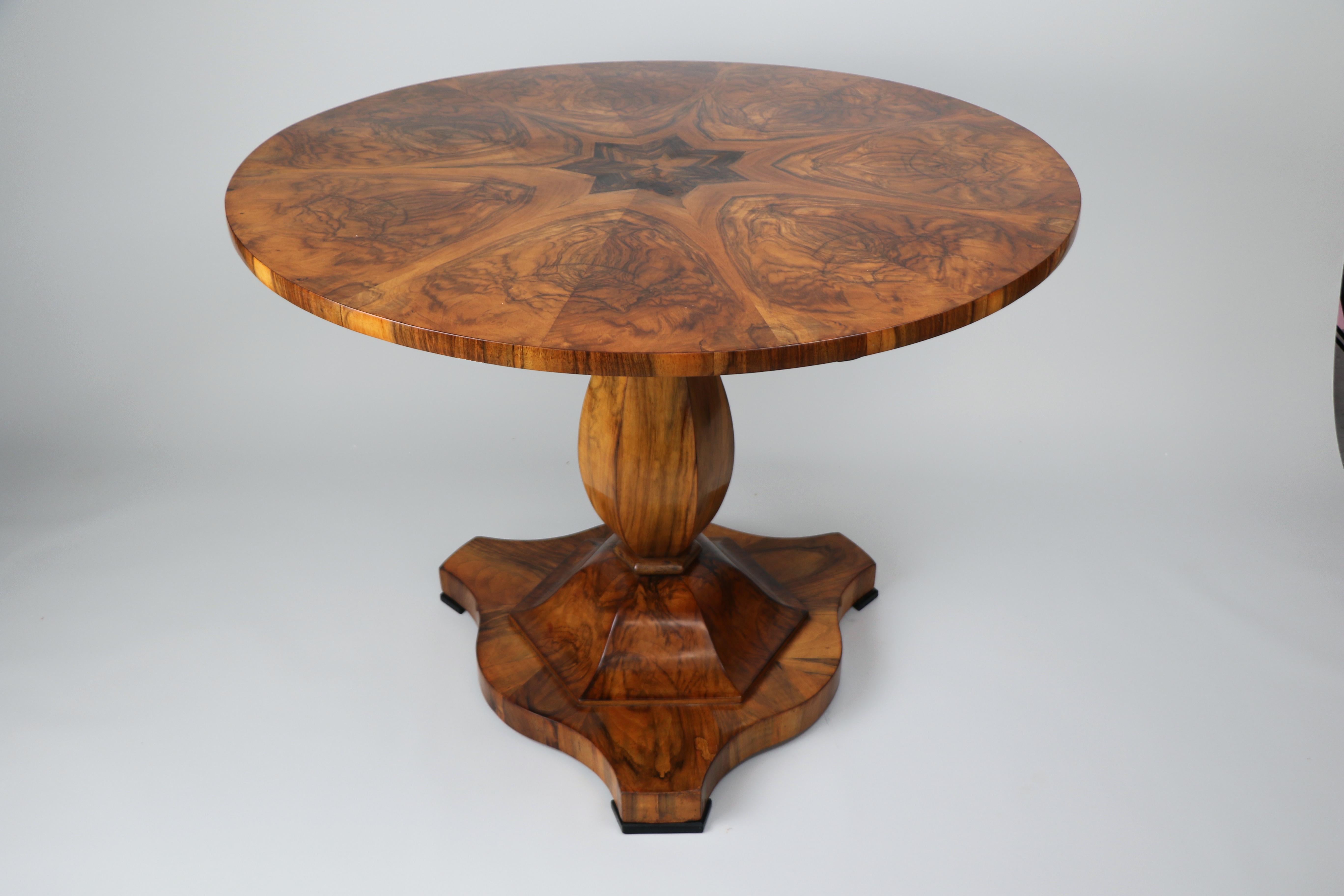 Table Biedermeier en noyer du XIXe siècle. Vienne, vers 1825. Bon état - En vente à Vienna, AT