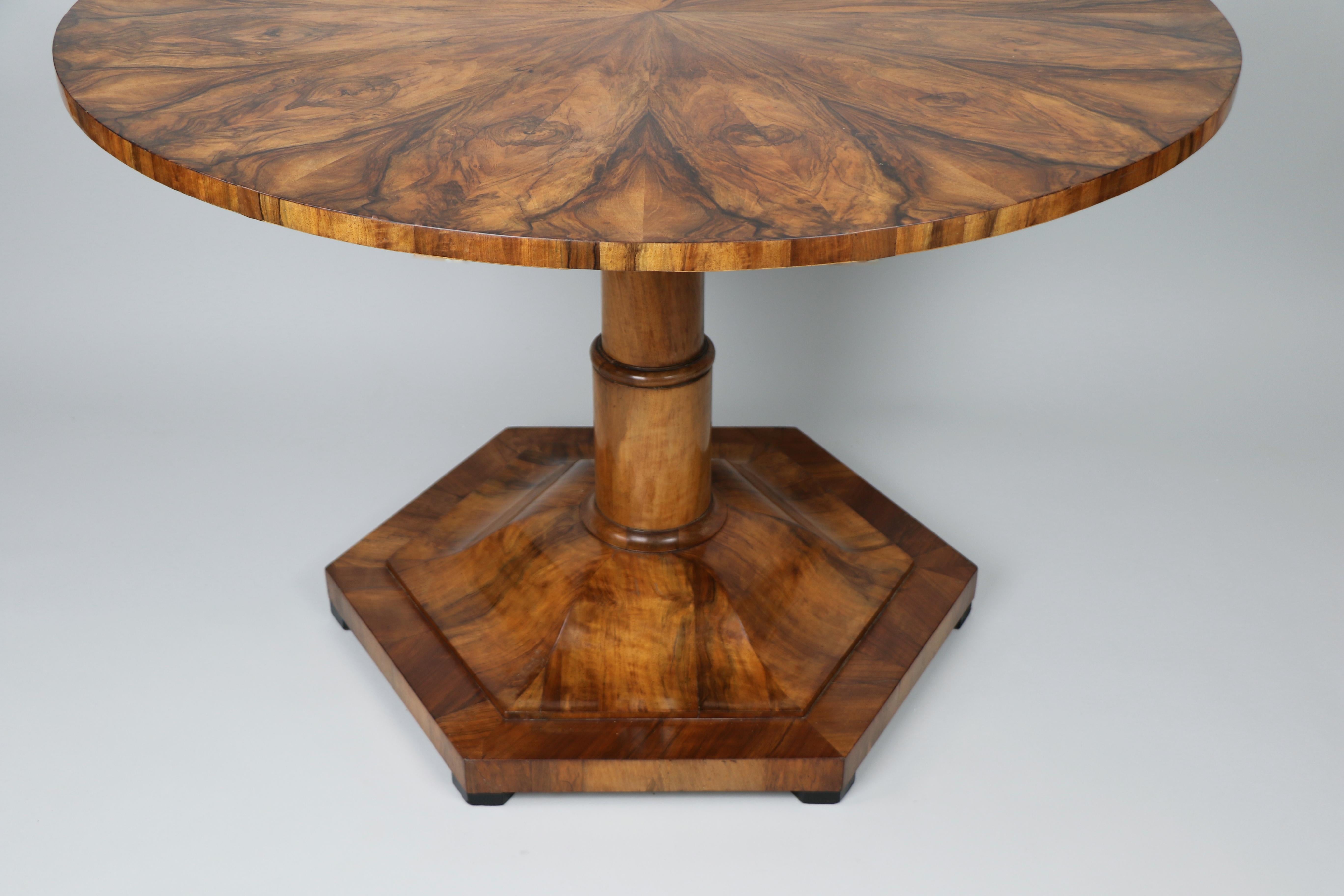 XIX secolo 19th Century Fine Biedermeier Walnut Table. Vienna, c. 1825. in vendita