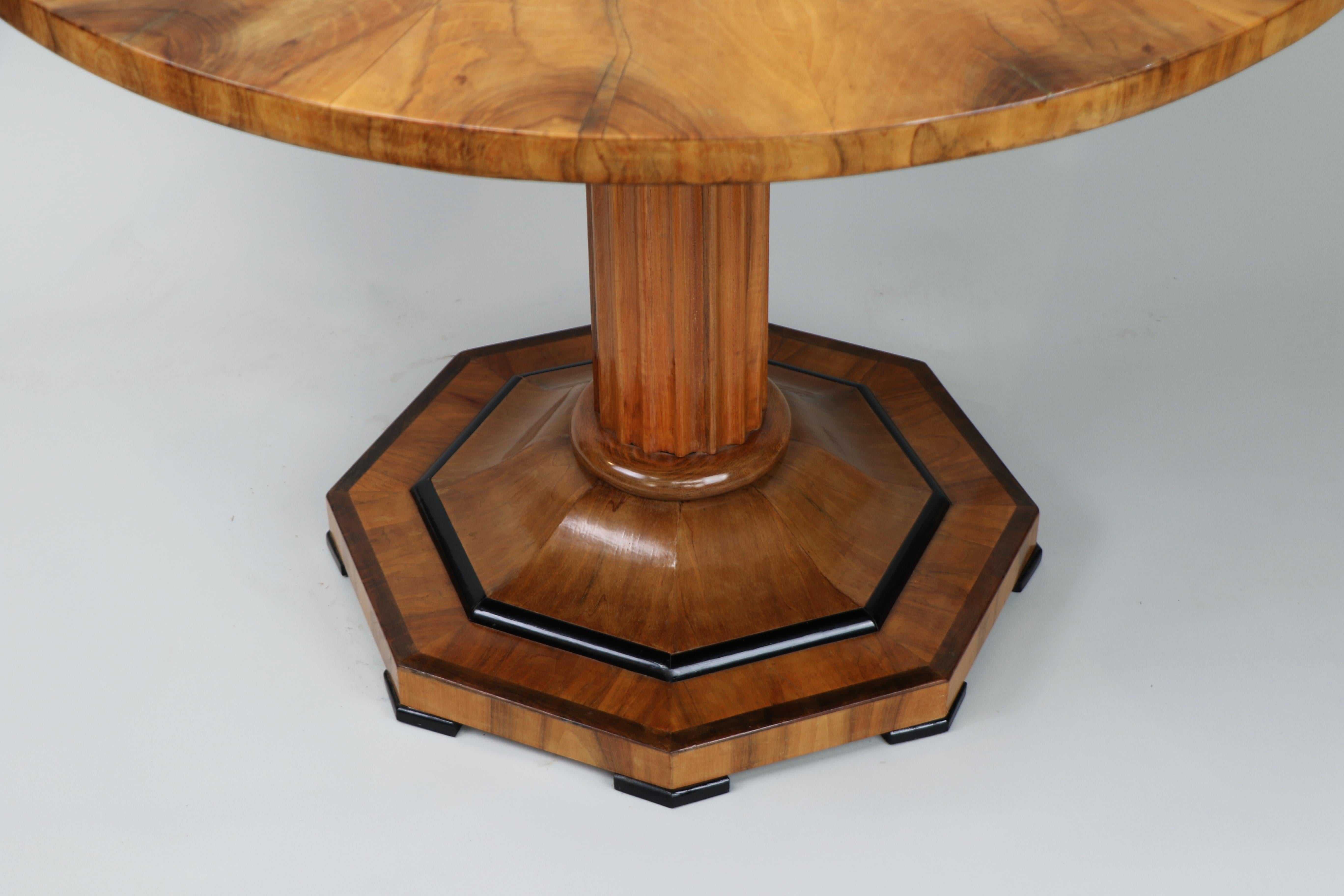 Fina mesa Biedermeier de nogal del siglo XIX. Viena, hacia 1825. en Bueno estado para la venta en Vienna, AT