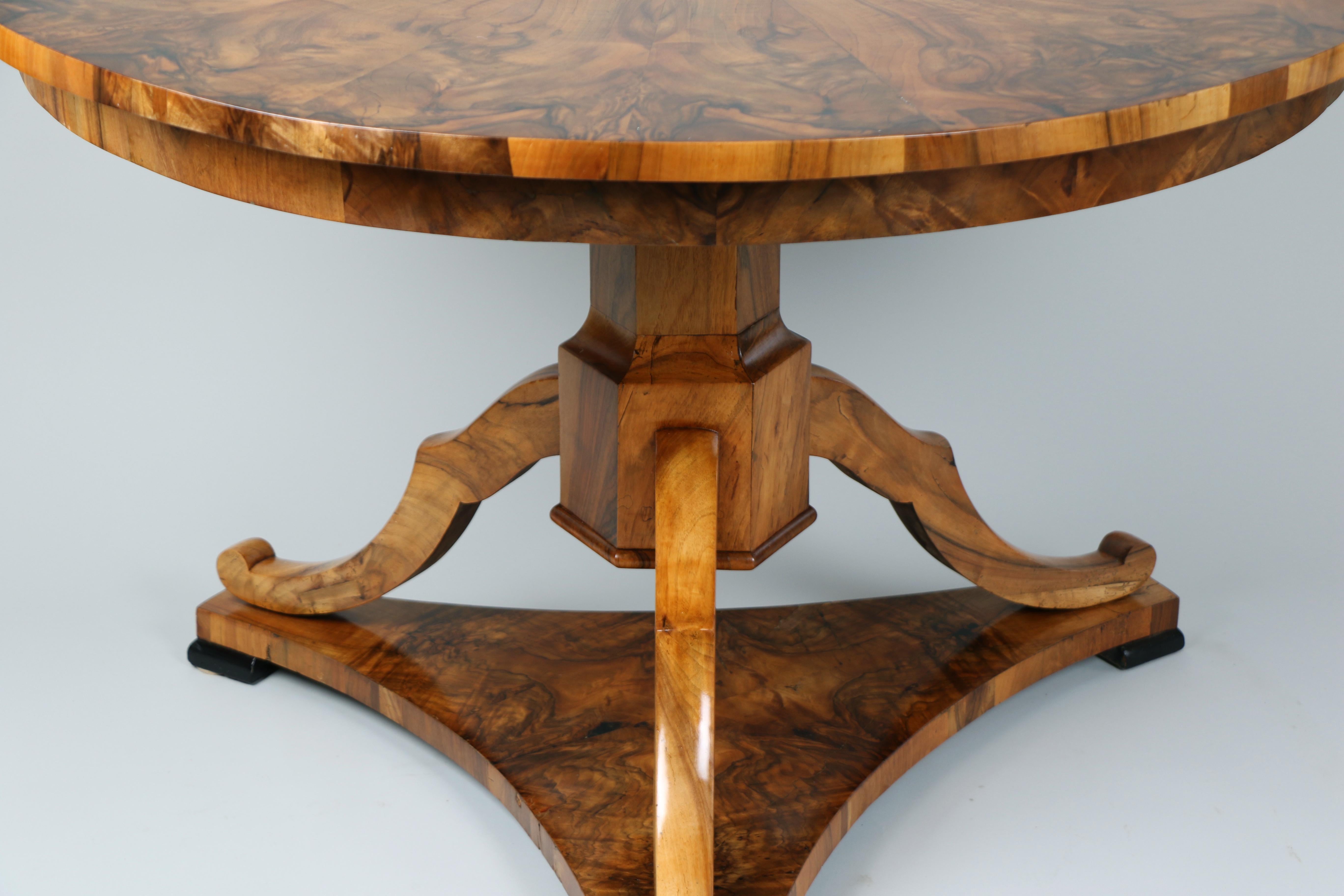 Noyer Table Biedermeier en noyer du XIXe siècle. Vienne, vers 1825. en vente