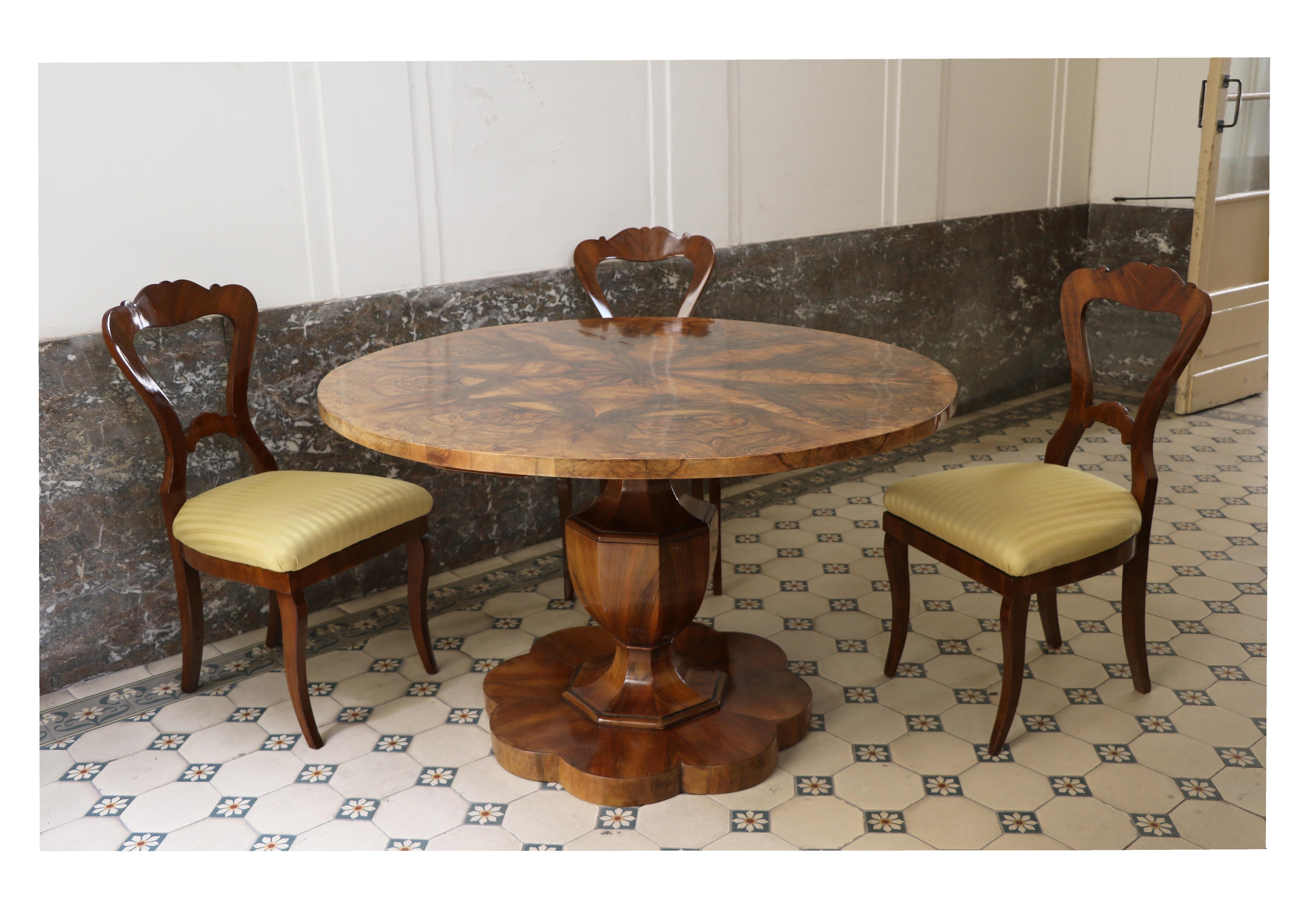 Noyer Table Biedermeier en noyer du XIXe siècle. Vienne, vers 1825. en vente