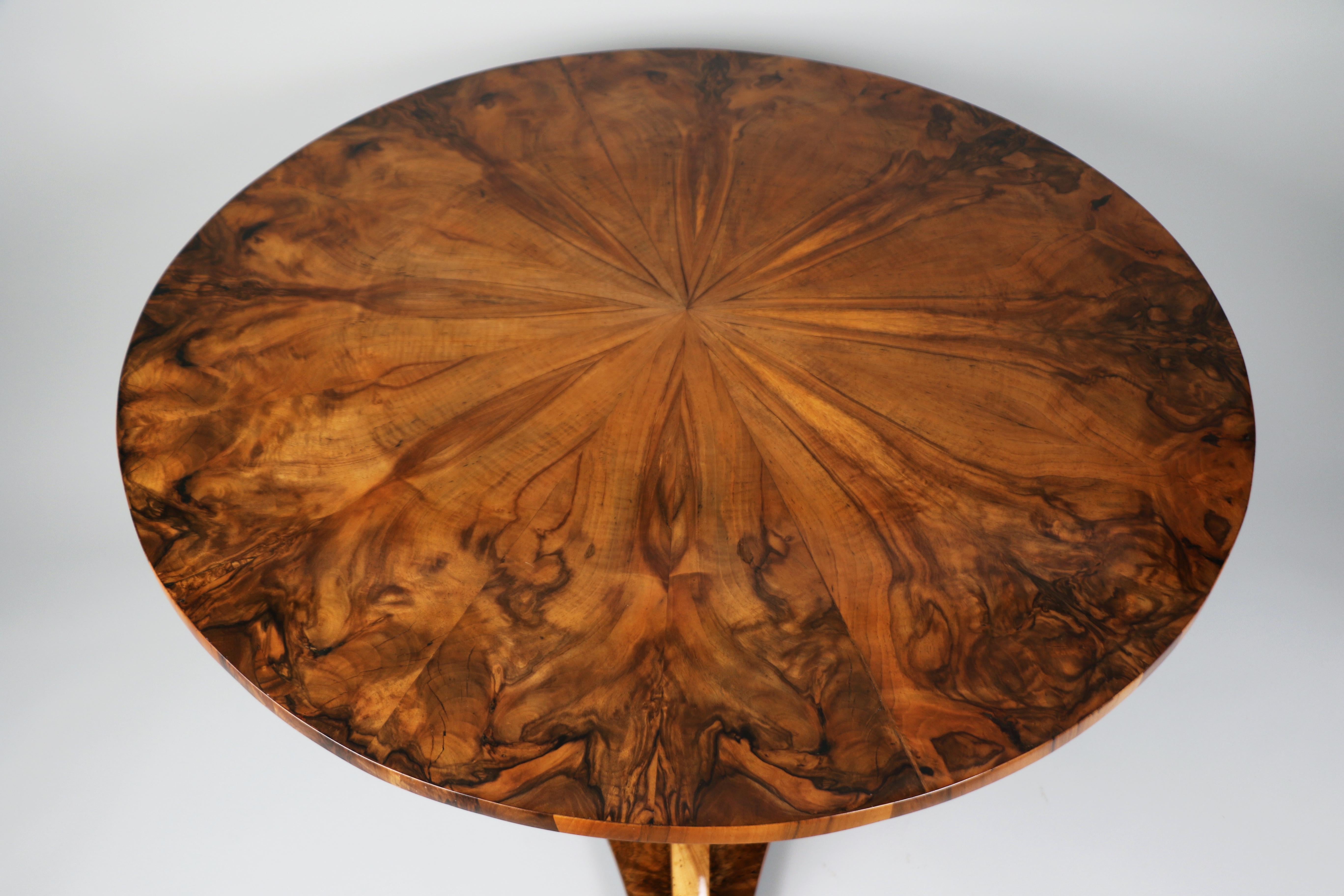 Noyer Table Biedermeier en noyer du XIXe siècle. Vienne, vers 1825. en vente