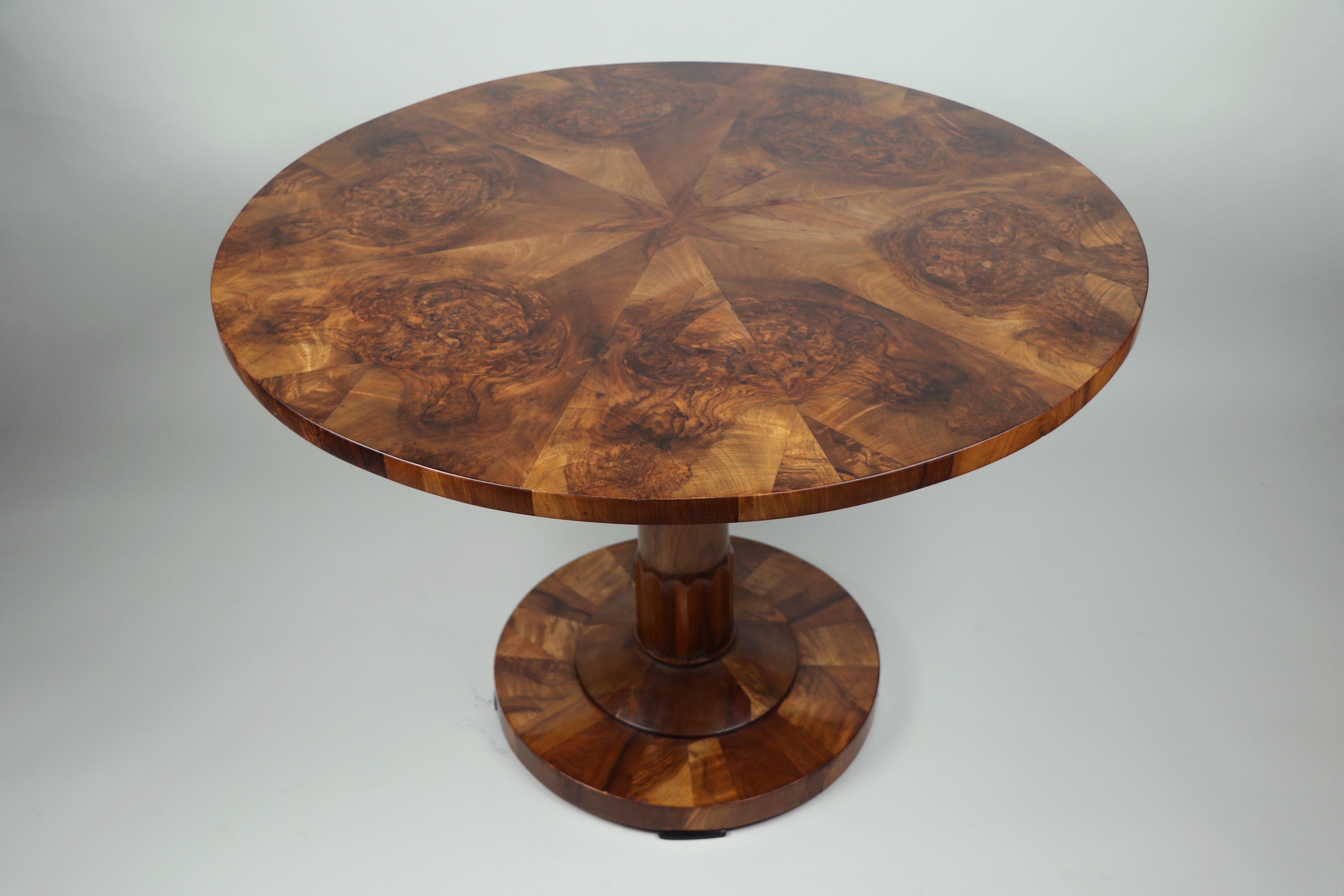 Noyer Table Biedermeier en noyer du XIXe siècle. Vienne, vers 1825. en vente