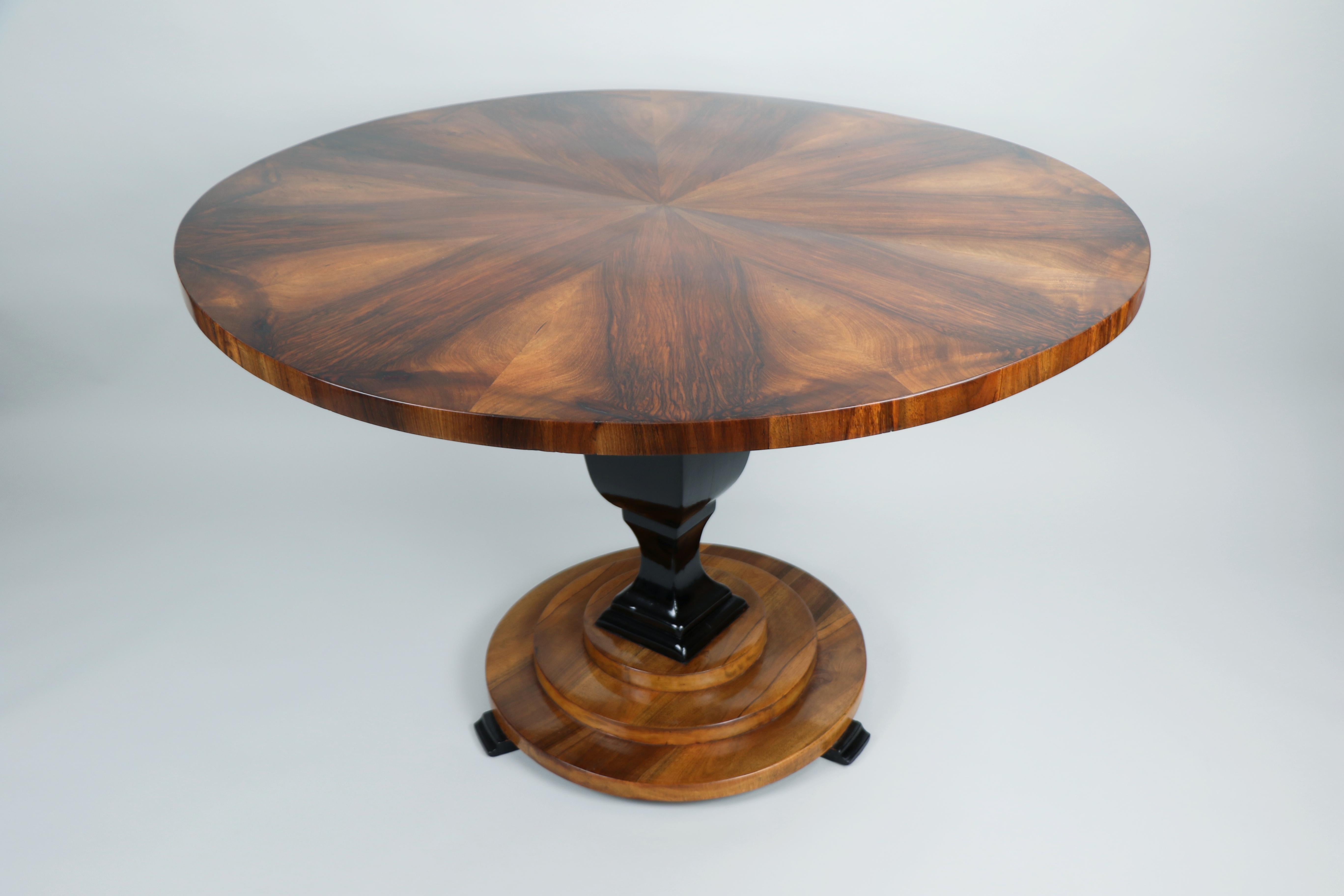 Noyer Table Biedermeier en noyer du XIXe siècle. Vienne, vers 1825. en vente