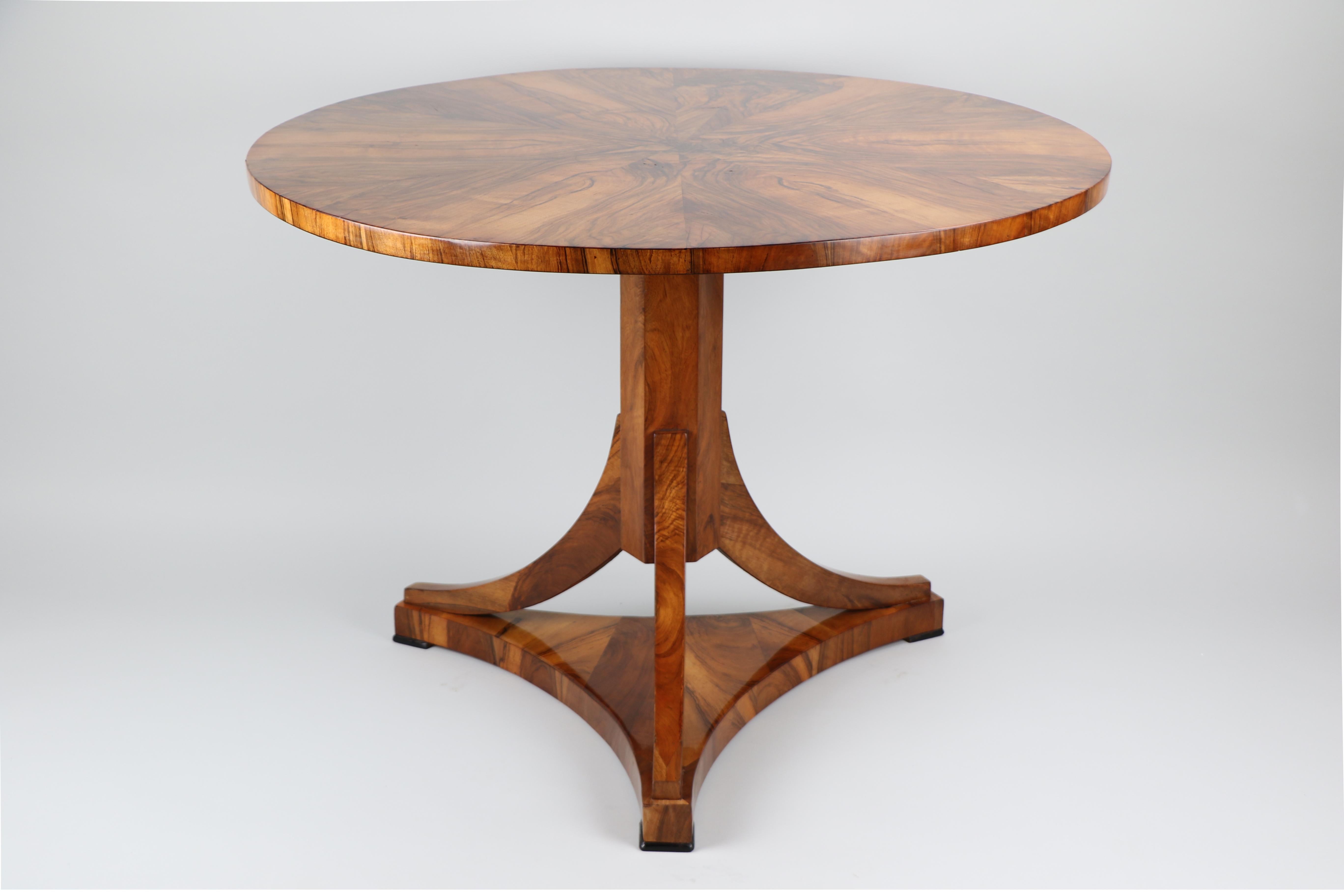 Noyer Table Biedermeier en noyer du XIXe siècle. Vienne, vers 1825. en vente