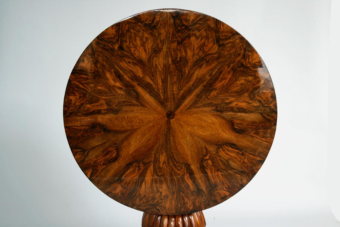Noyer Table Biedermeier en noyer du XIXe siècle. Vienne, vers 1825. en vente