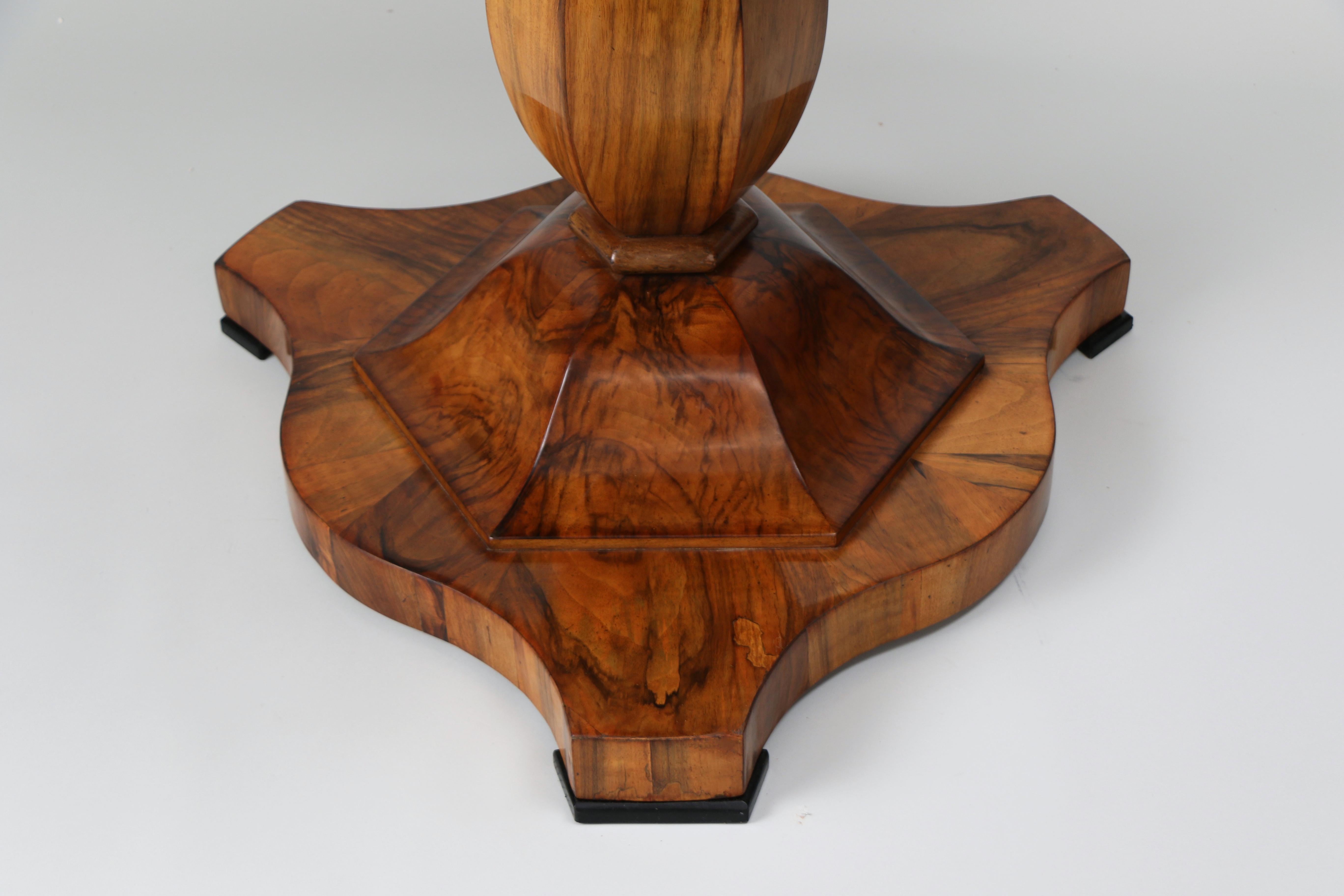 Noyer Table Biedermeier en noyer du XIXe siècle. Vienne, vers 1825. en vente