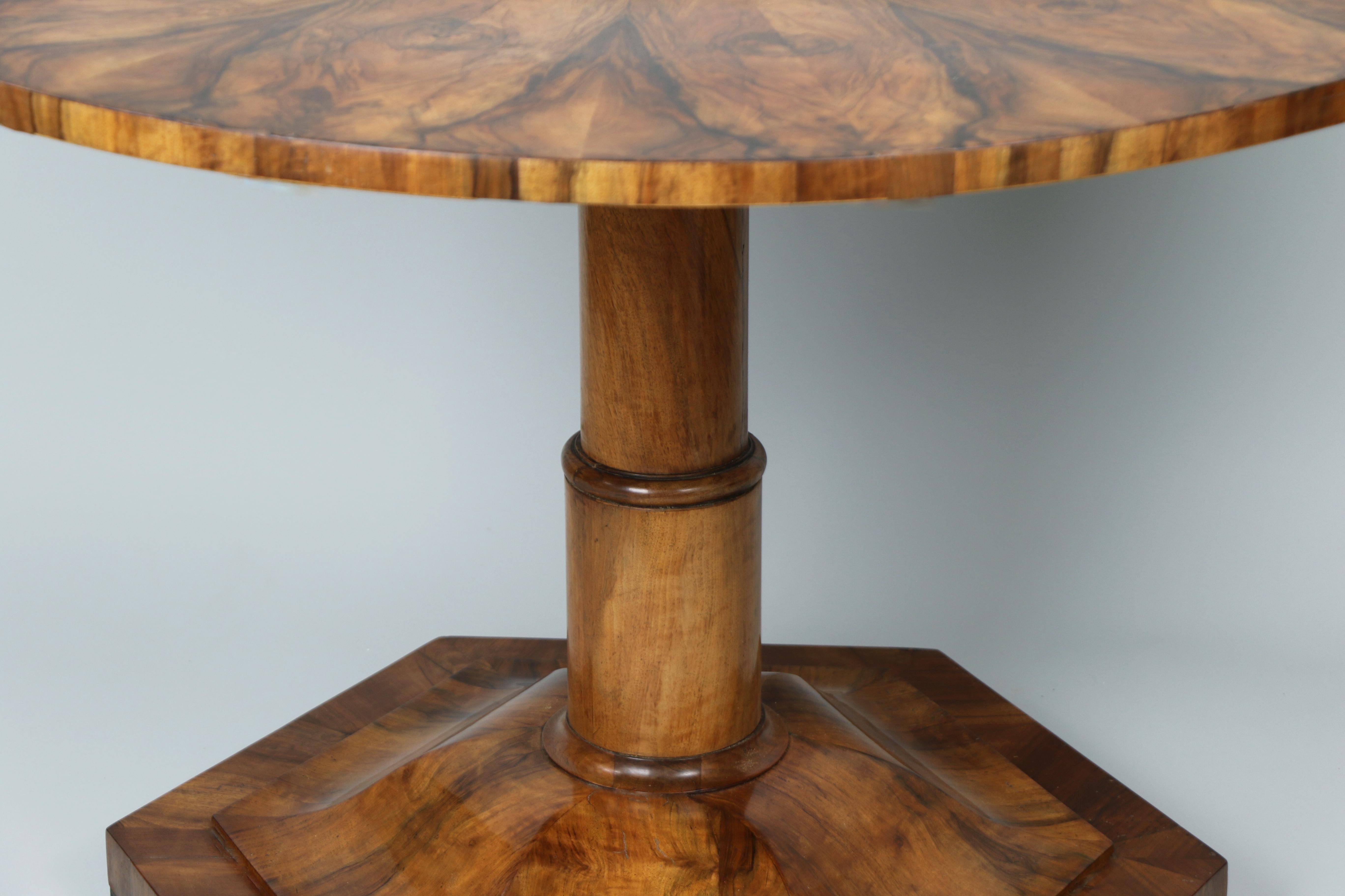 Noce 19th Century Fine Biedermeier Walnut Table. Vienna, c. 1825. in vendita