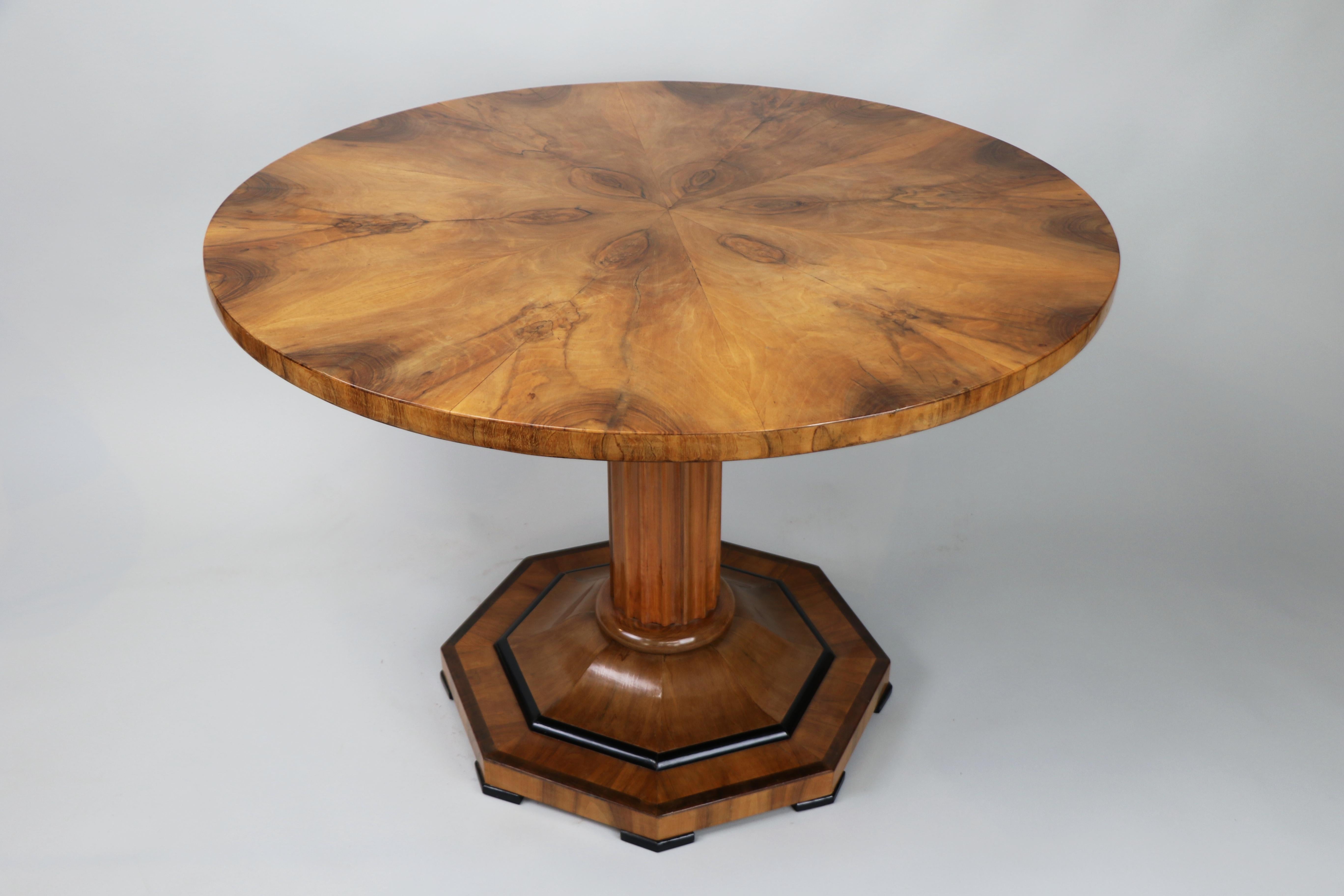 Fina mesa Biedermeier de nogal del siglo XIX. Viena, hacia 1825. Nogal en venta