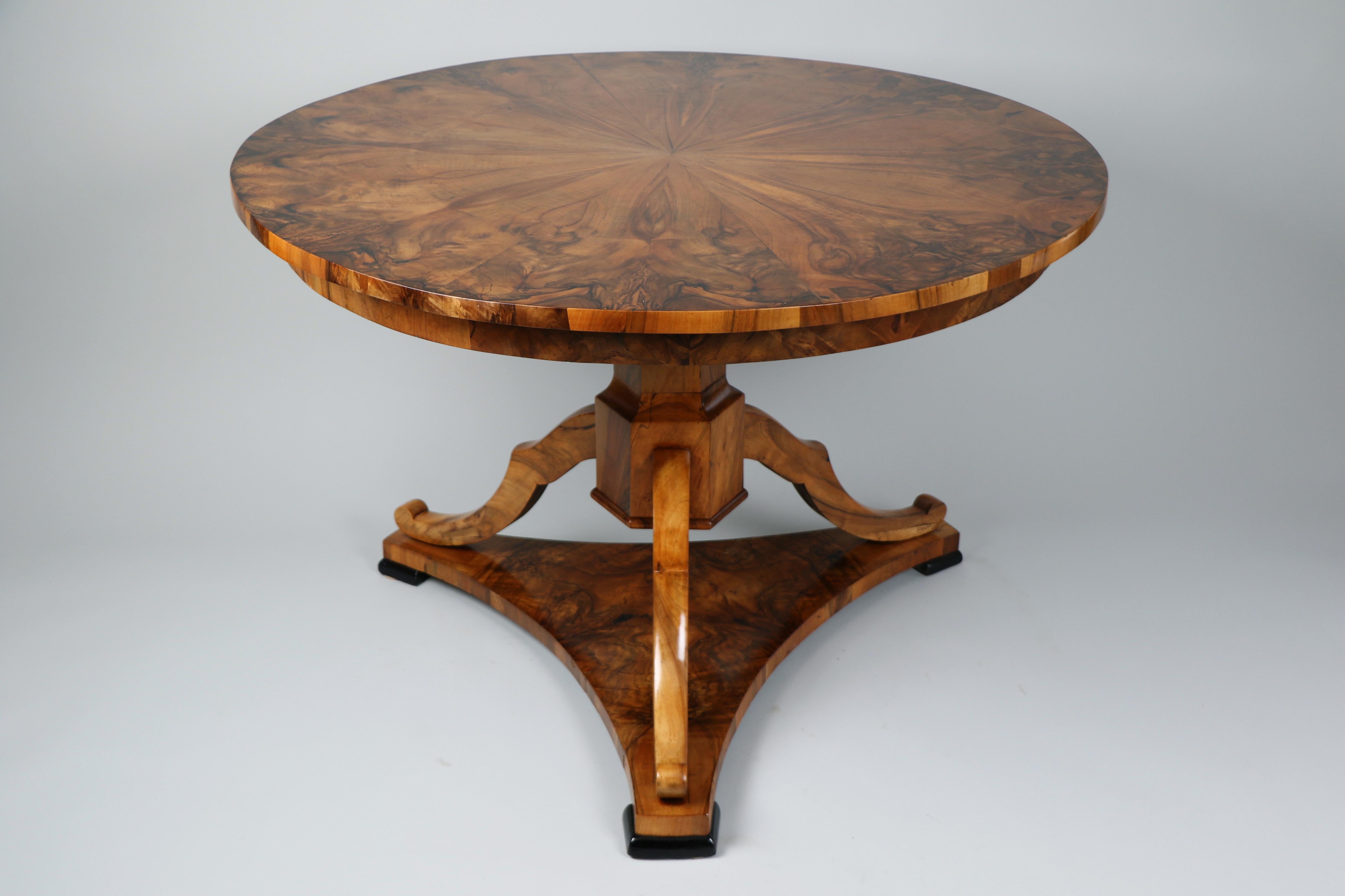 Table Biedermeier en noyer du XIXe siècle. Vienne, vers 1825. en vente 1