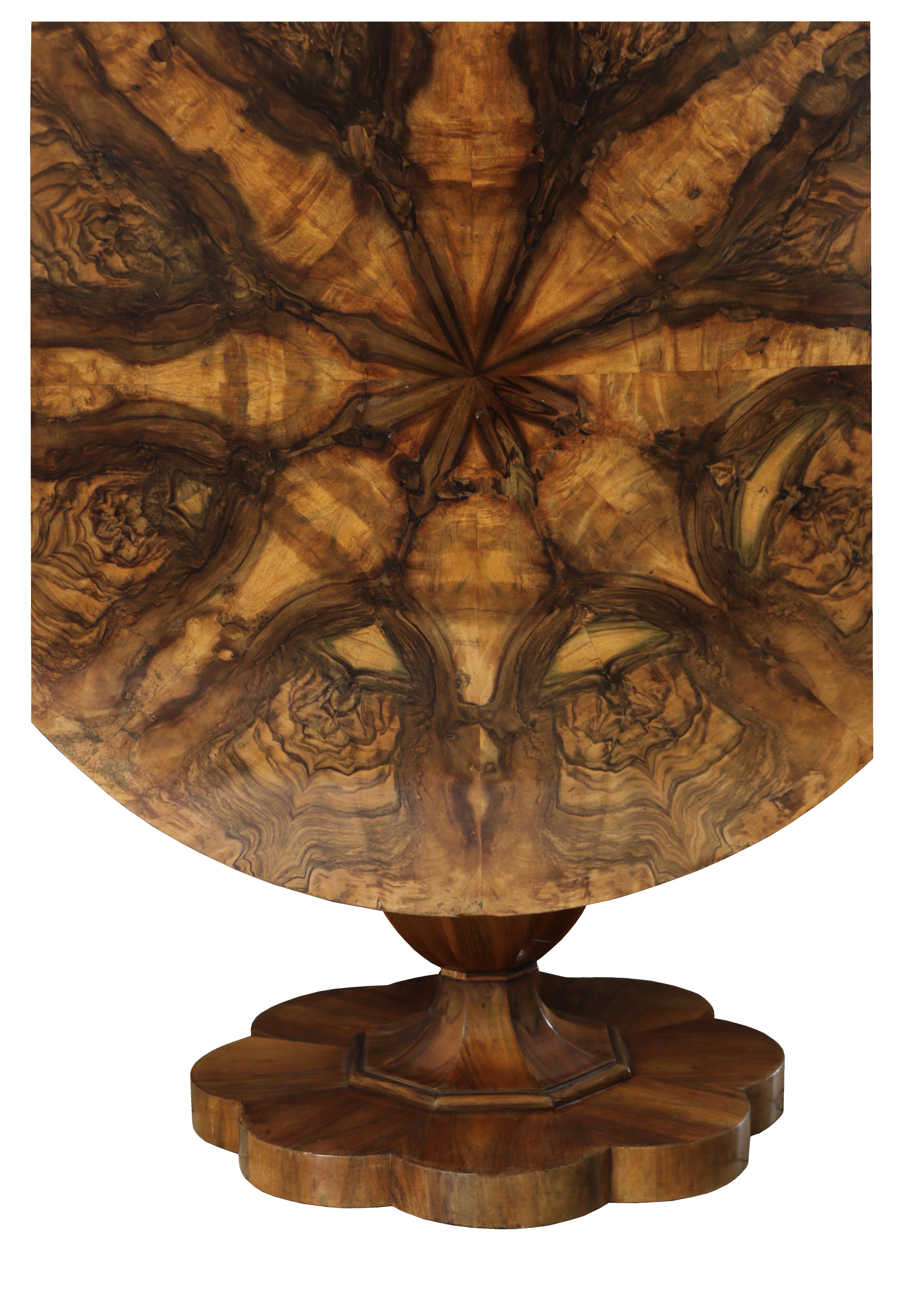 Table Biedermeier en noyer du XIXe siècle. Vienne, vers 1825. en vente 1
