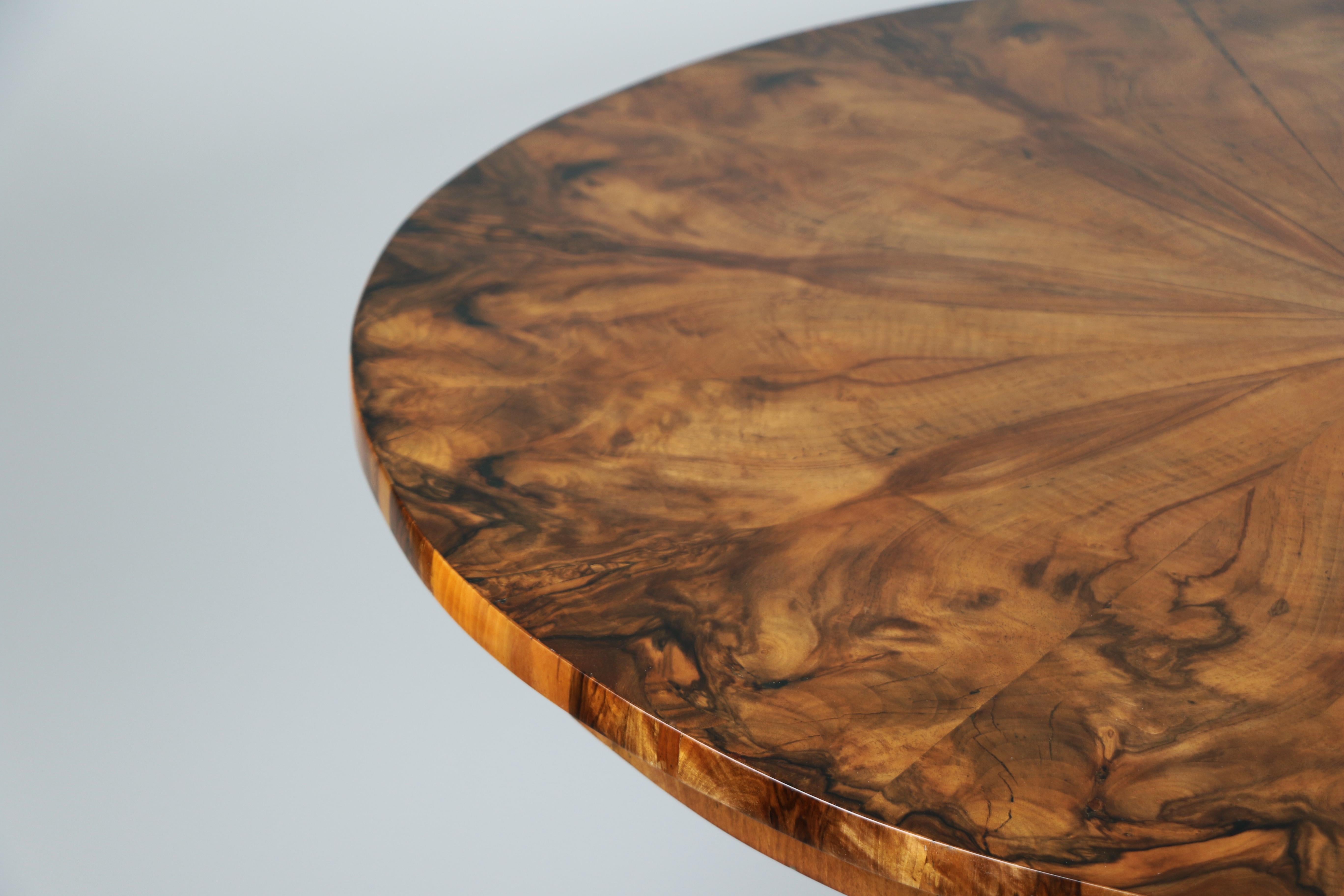Table Biedermeier en noyer du XIXe siècle. Vienne, vers 1825. en vente 1