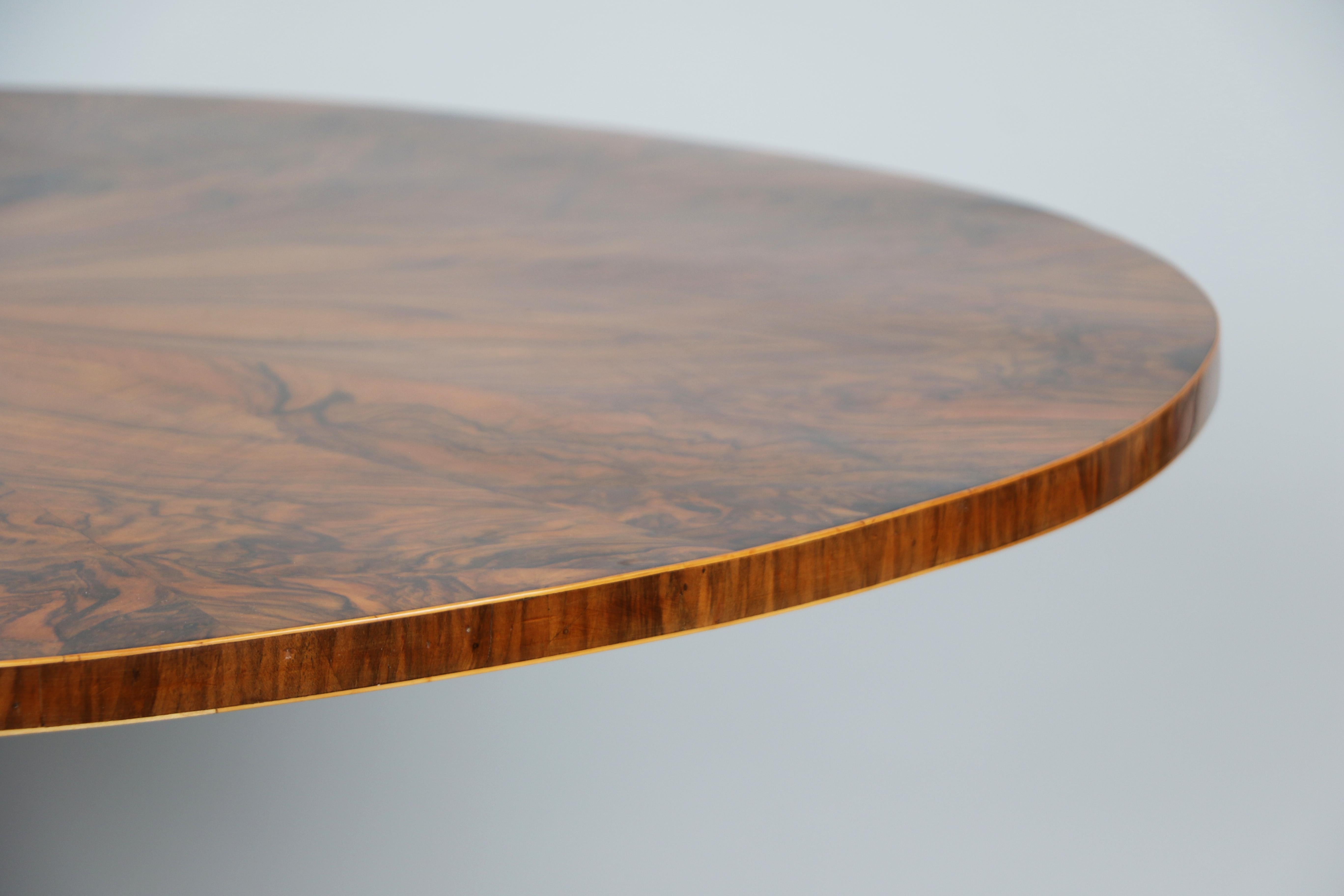Table Biedermeier en noyer du XIXe siècle. Vienne, vers 1825. en vente 3