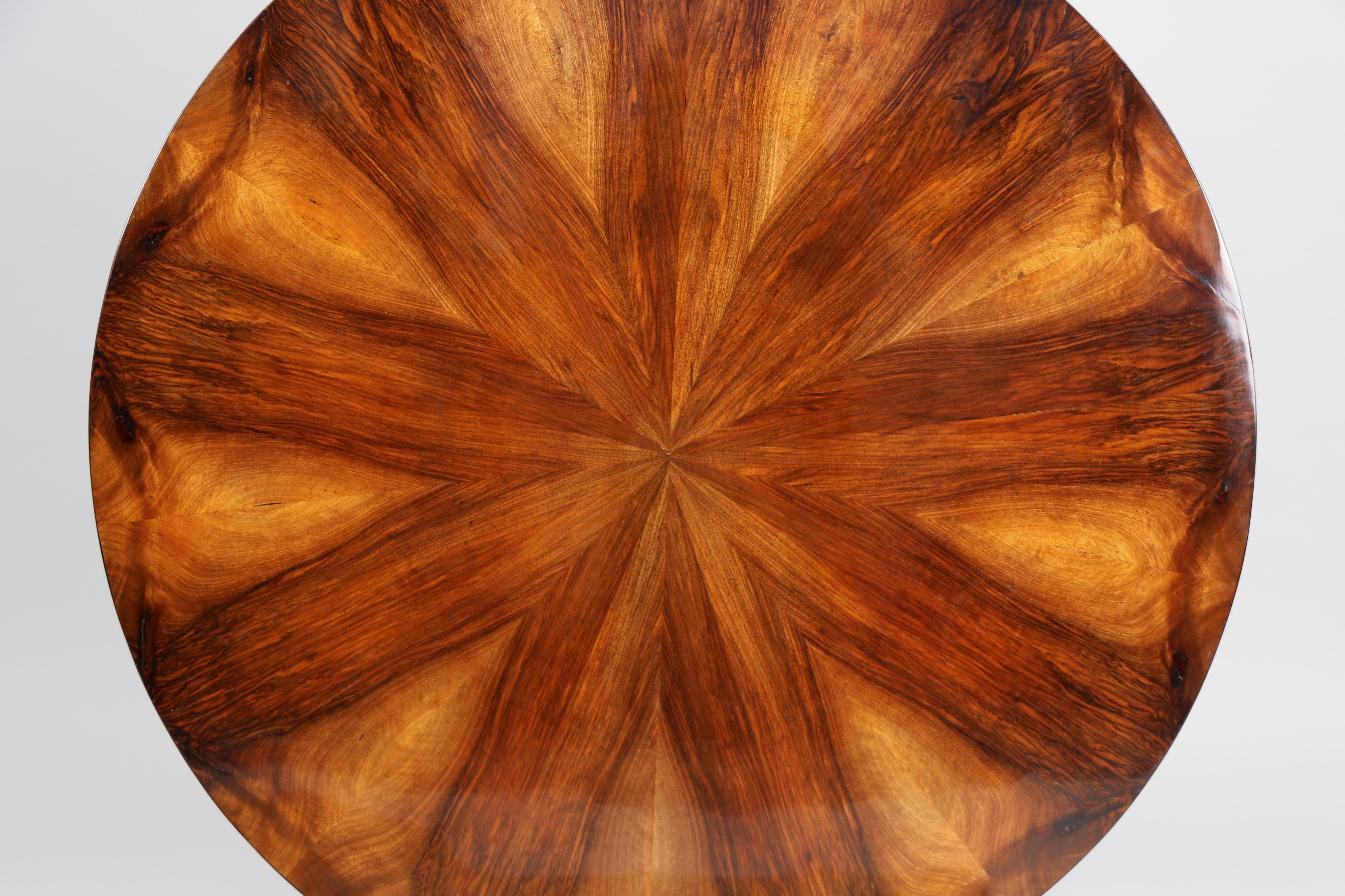 Table Biedermeier en noyer du XIXe siècle. Vienne, vers 1825. en vente 1