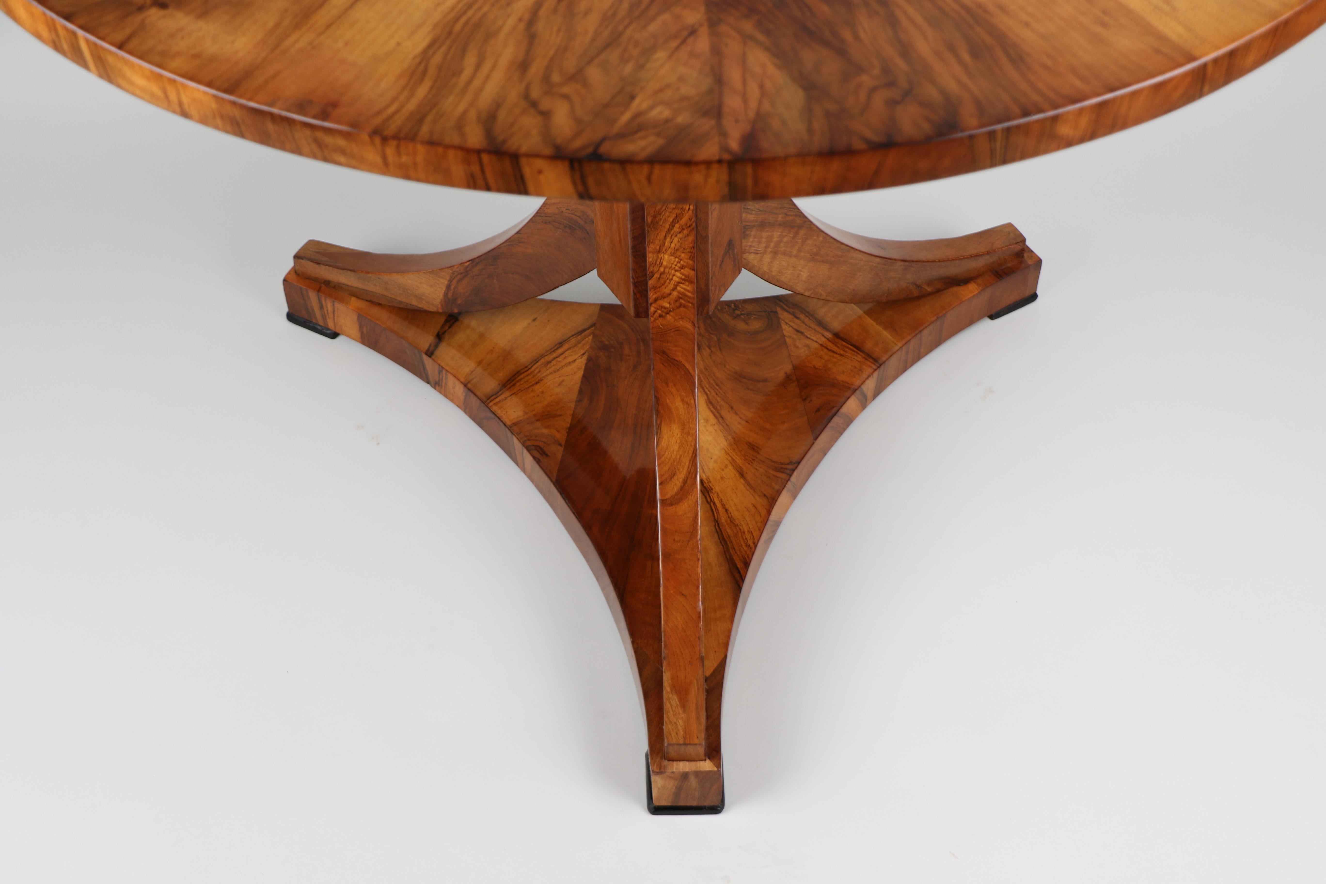 Table Biedermeier en noyer du XIXe siècle. Vienne, vers 1825. en vente 1