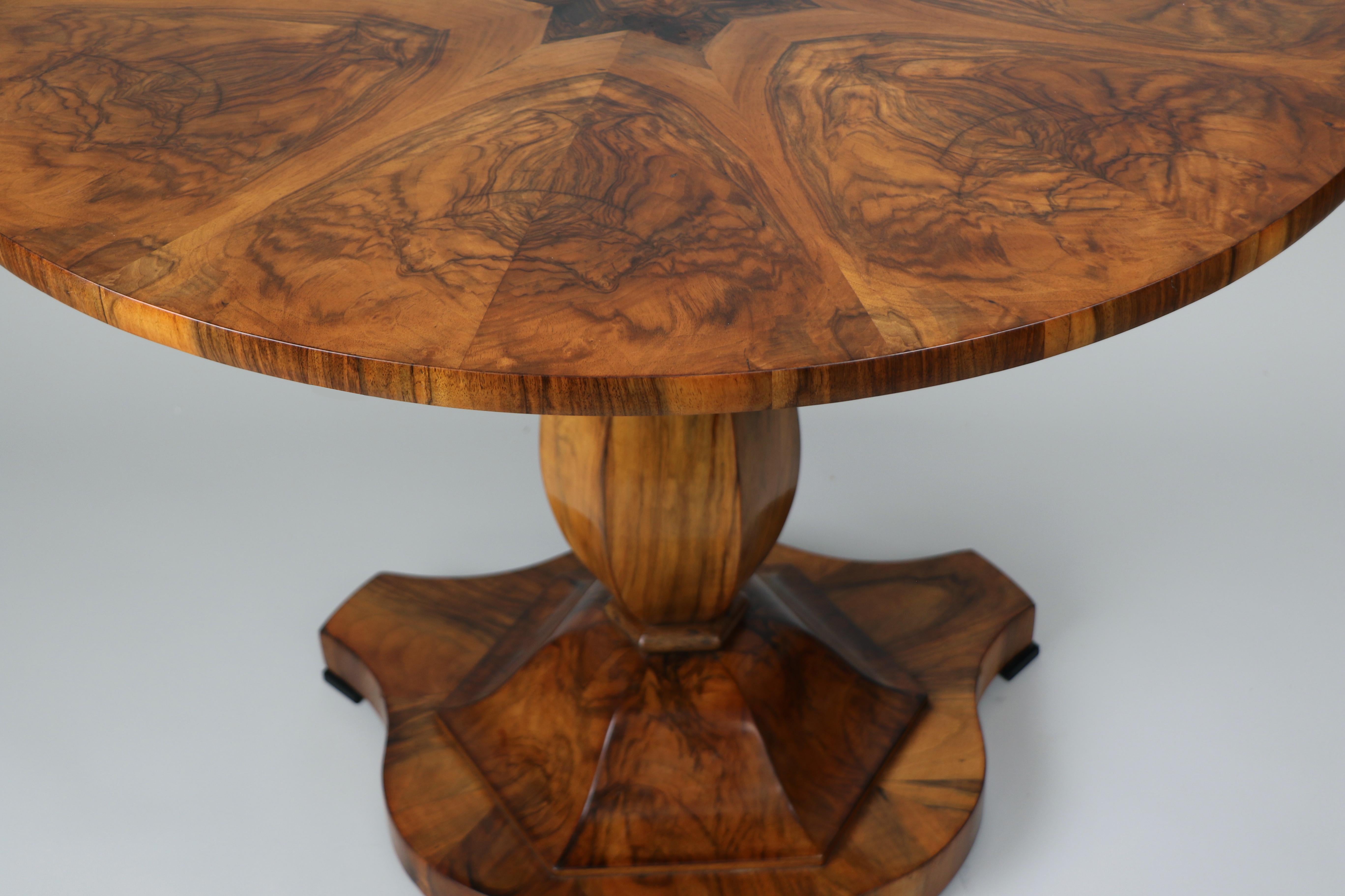 Table Biedermeier en noyer du XIXe siècle. Vienne, vers 1825. en vente 1