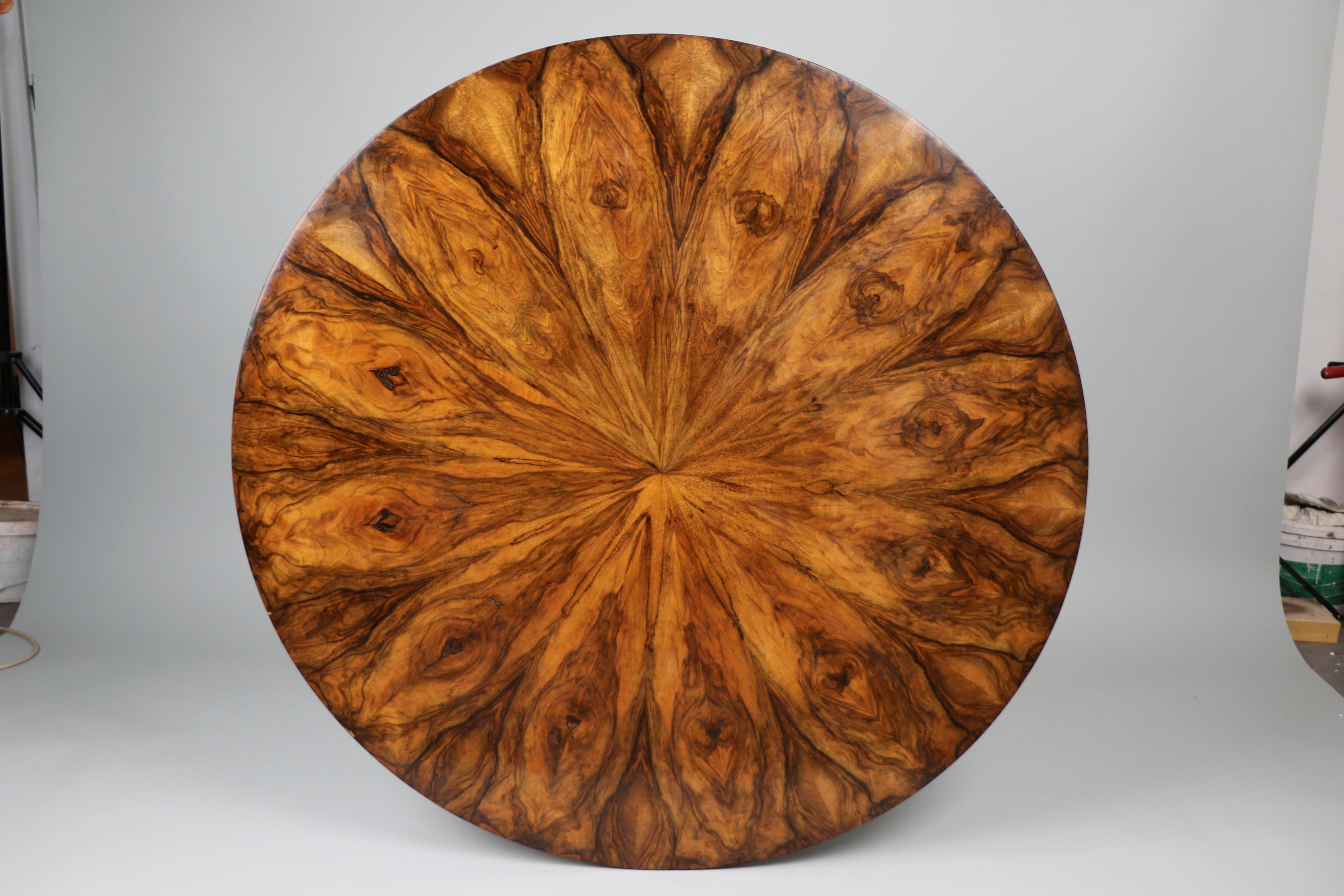 19th Century Fine Biedermeier Walnut Table. Vienna, c. 1825. in vendita 1